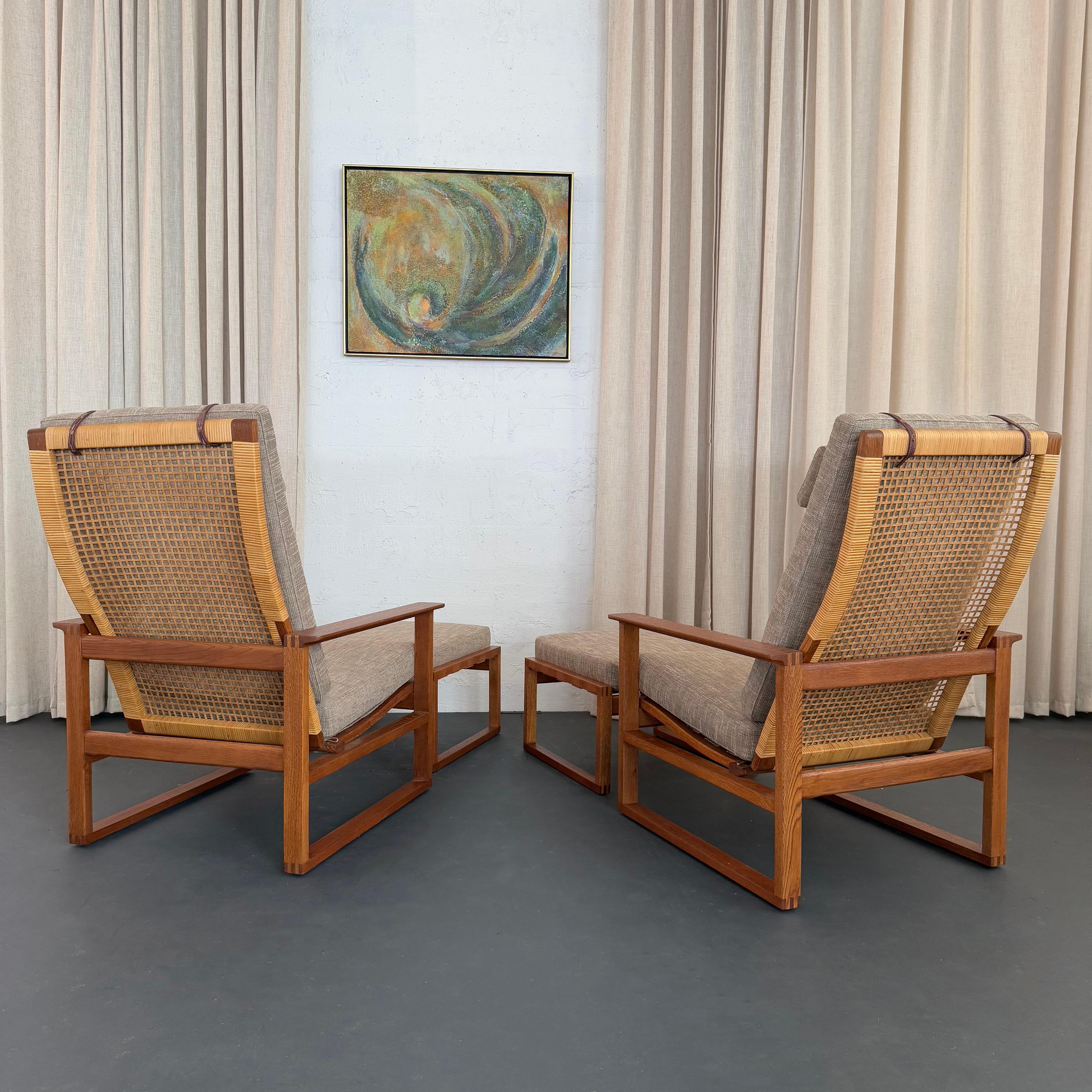 Pair Of Danish Modern Lounge Chair Ottoman Sets By Børge Mogensen en Bueno estado para la venta en Brooklyn, NY