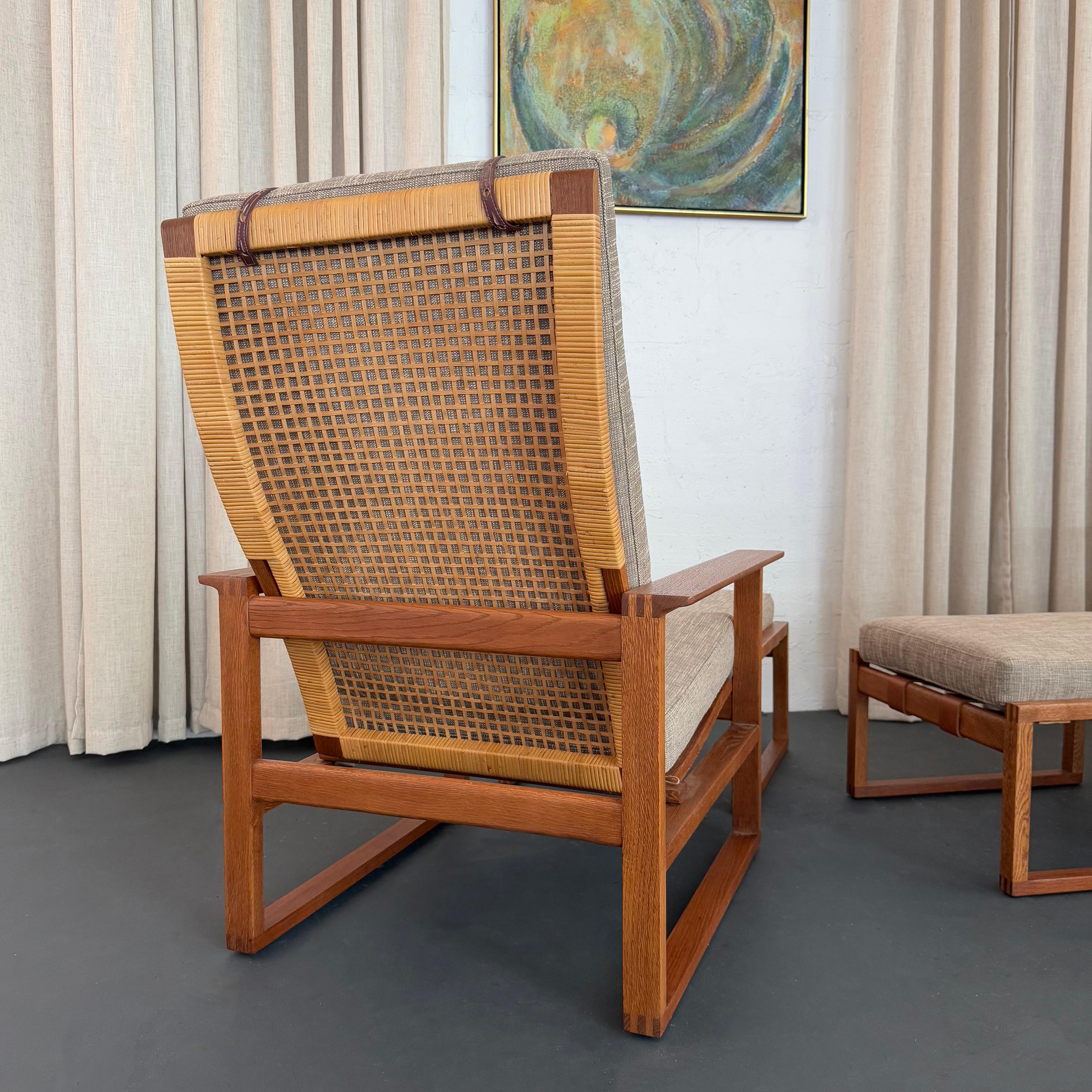 Pair Of Danish Modern Lounge Chair Ottoman Sets By Børge Mogensen siglo XX en venta
