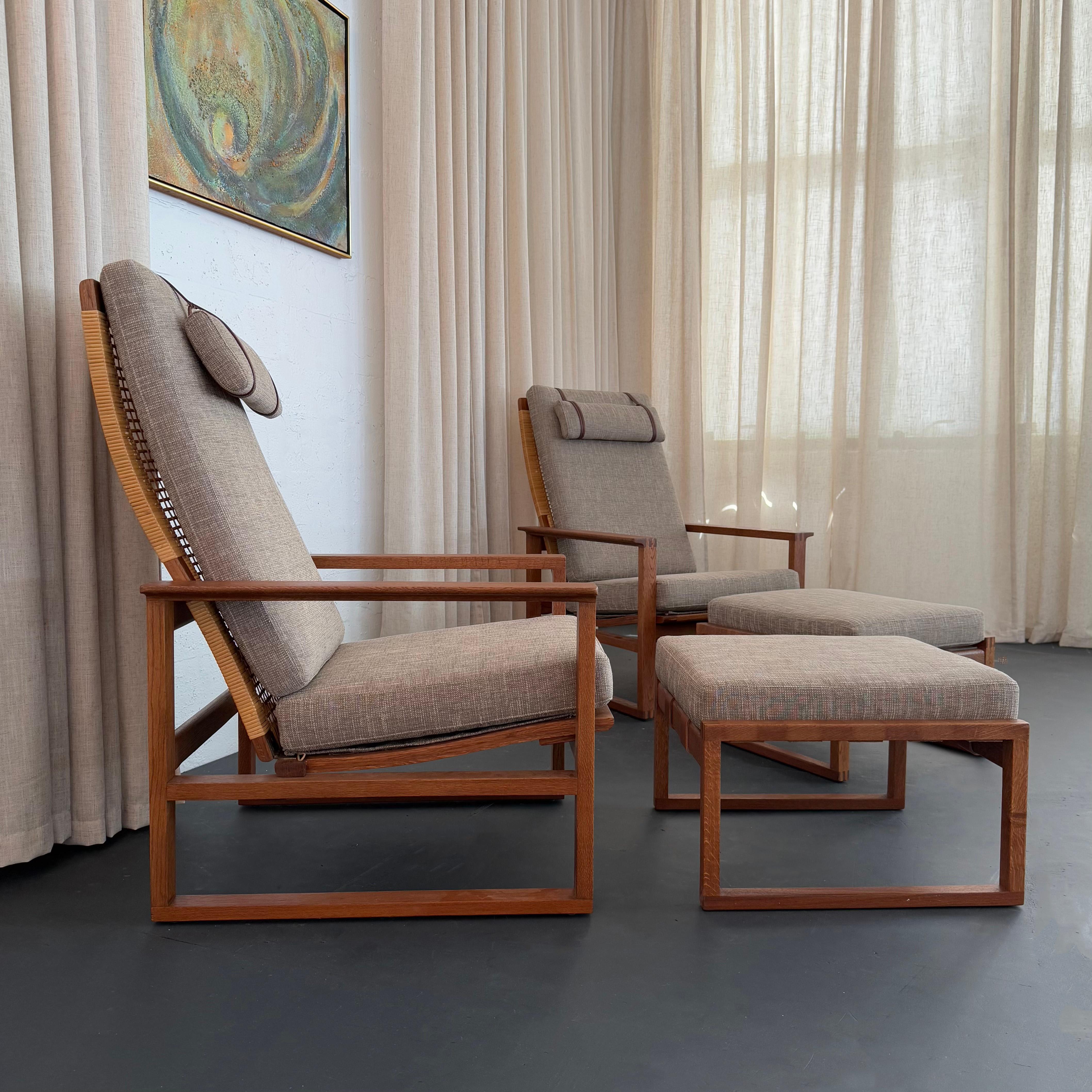 Pair Of Danish Modern Lounge Chair Ottoman Sets By Børge Mogensen Cuero en venta