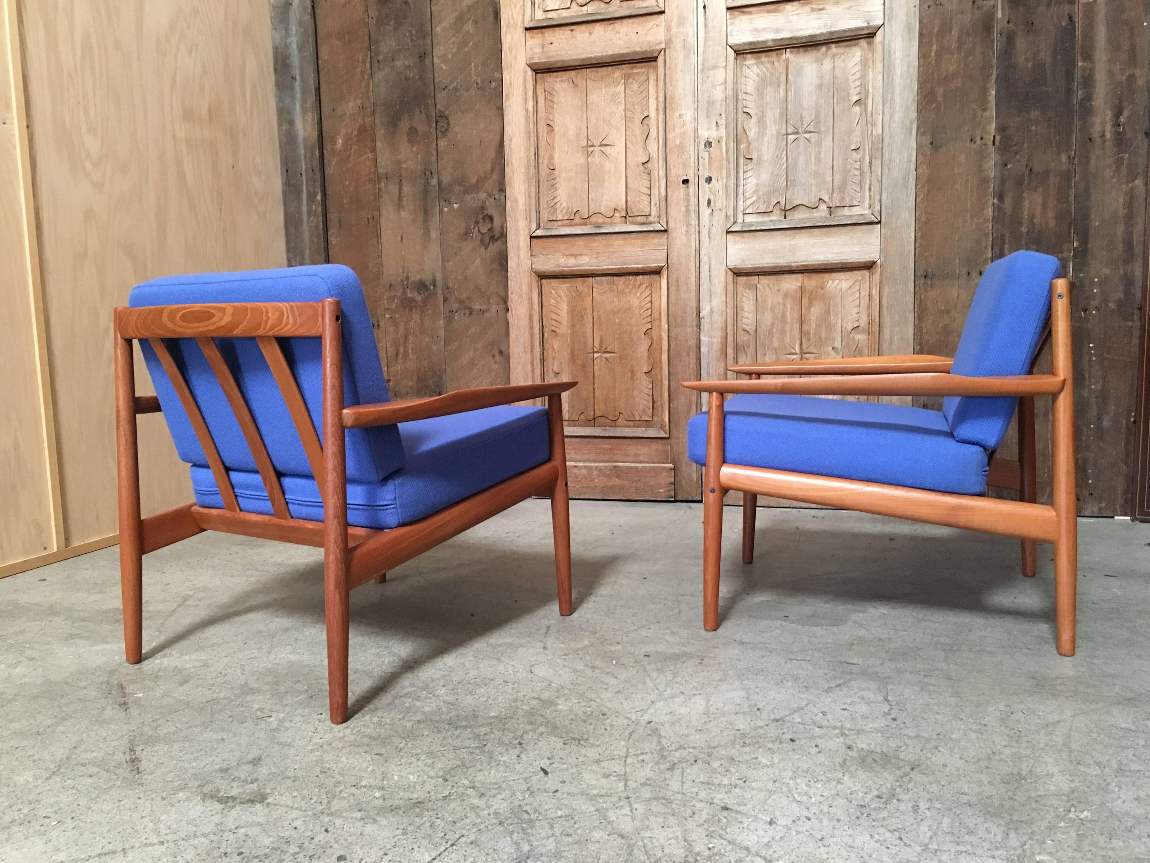 Pair of Danish Modern Lounge Chairs by Arne Vodder 4