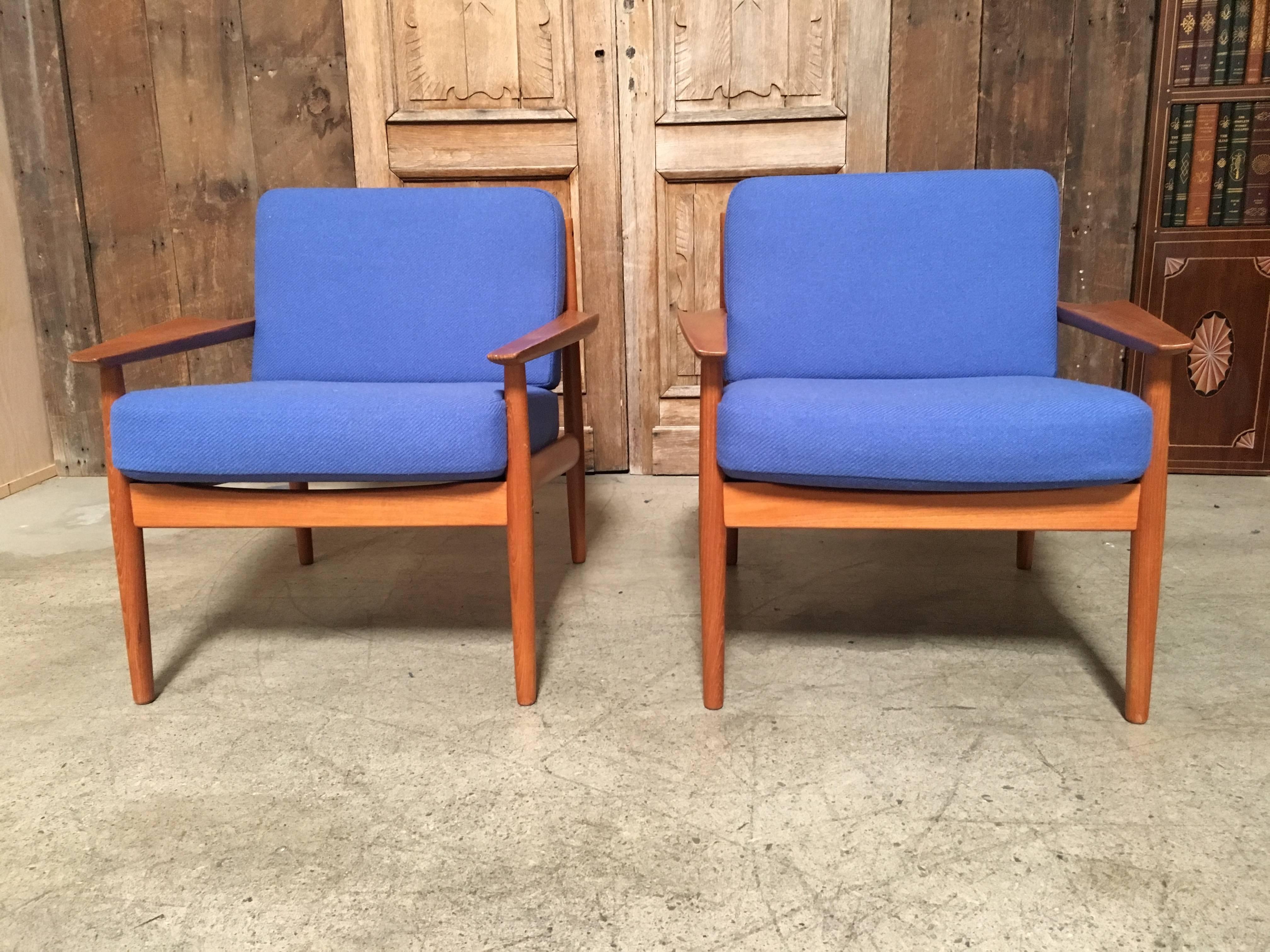 20th Century Pair of Danish Modern Lounge Chairs by Arne Vodder