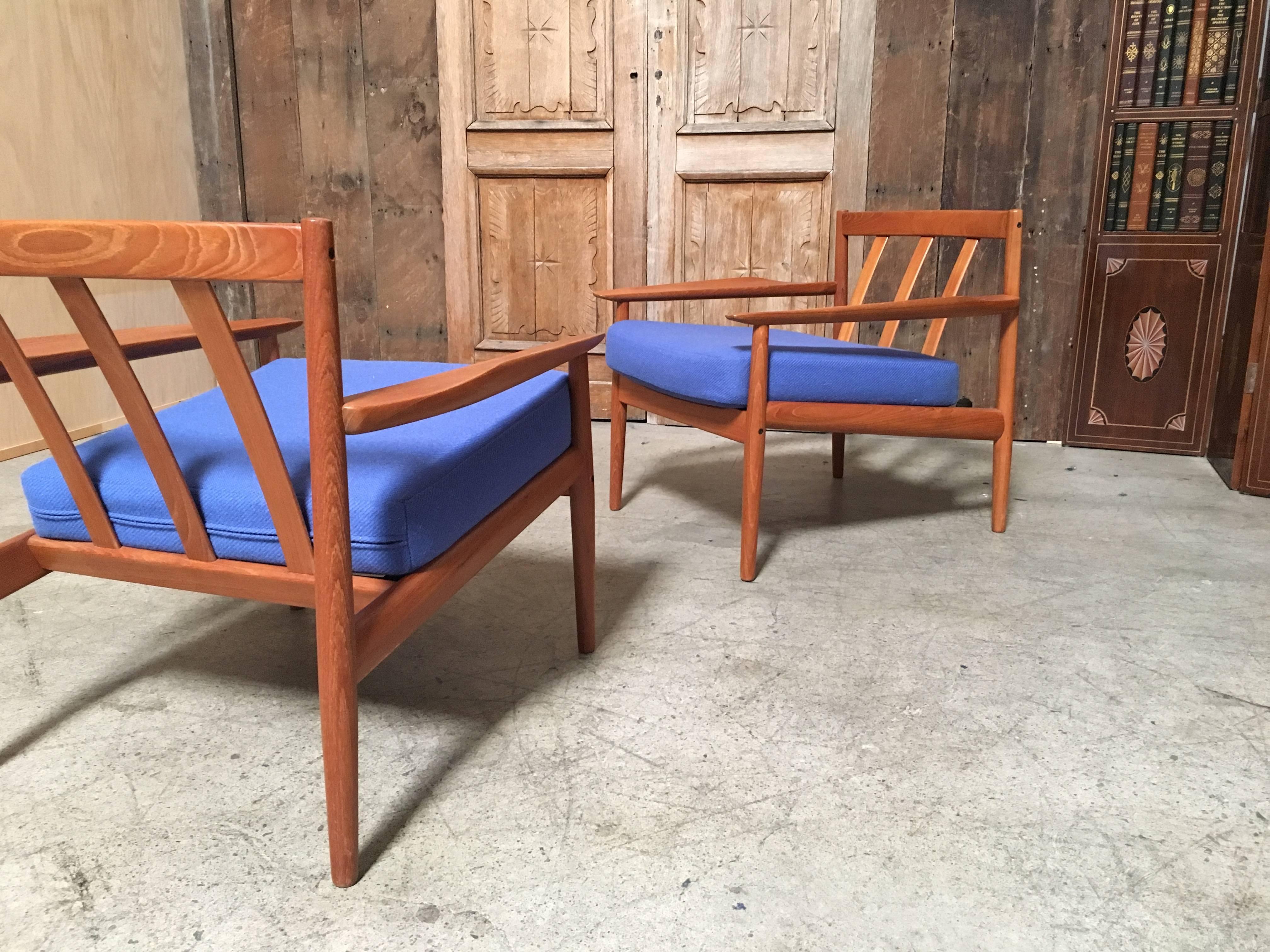 Pair of Danish Modern Lounge Chairs by Arne Vodder 2