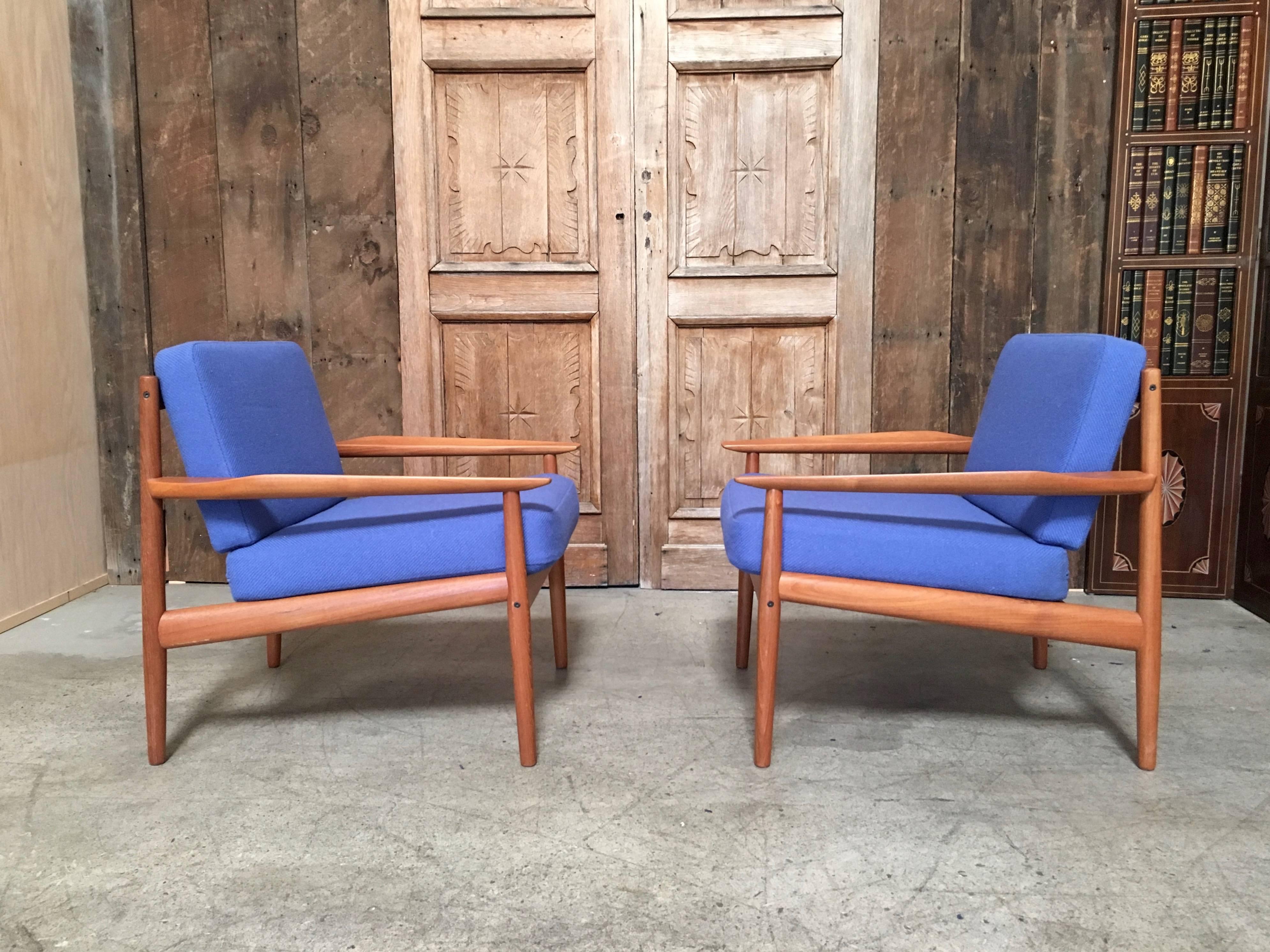 Pair of Danish Modern Lounge Chairs by Arne Vodder 3