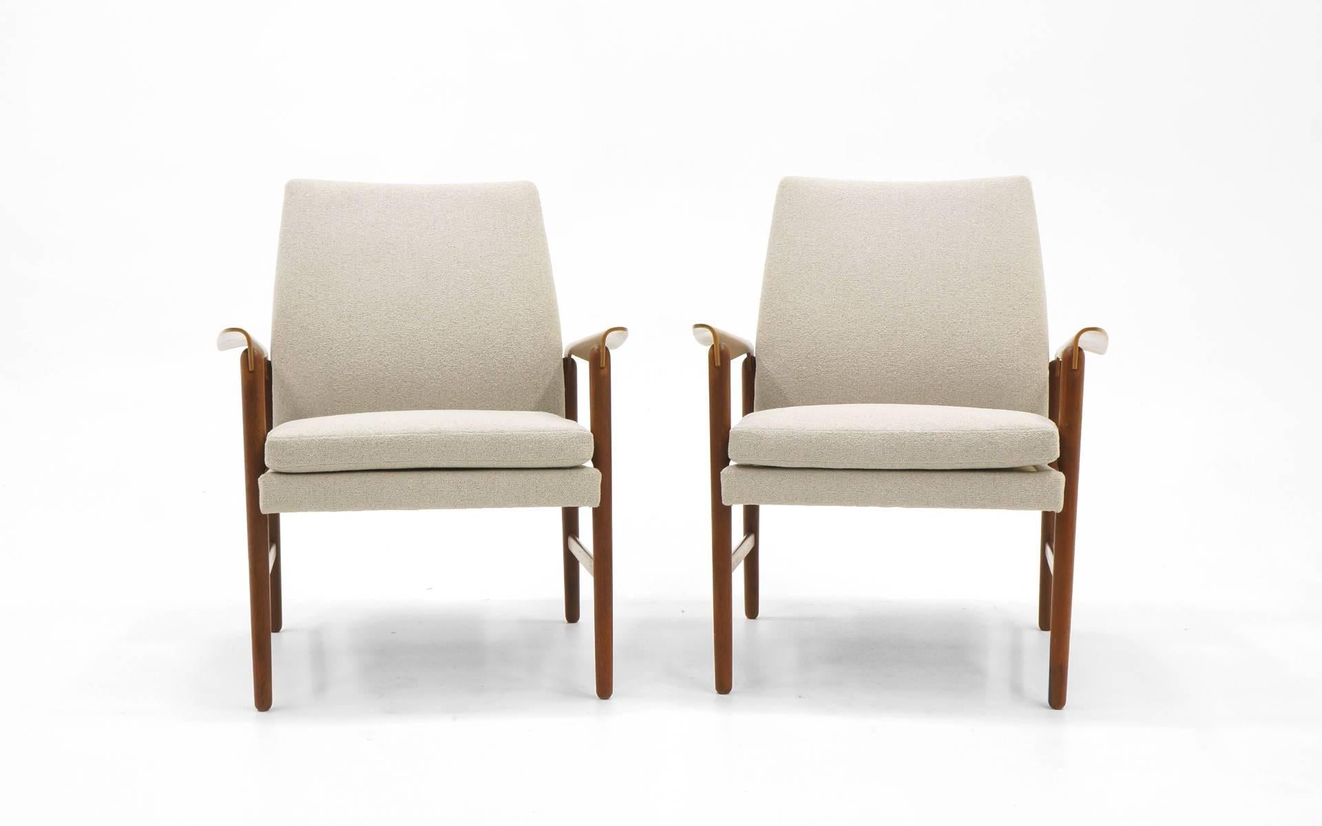 Pair of matching lounge chairs with arms manufactured by Fritz Hansen, Denmark, 1950s. Expertly restored and reupholstered in a neutral / off white / cream color Knoll fabric. Teak frames with the original finish. Very comfortable. Really a great