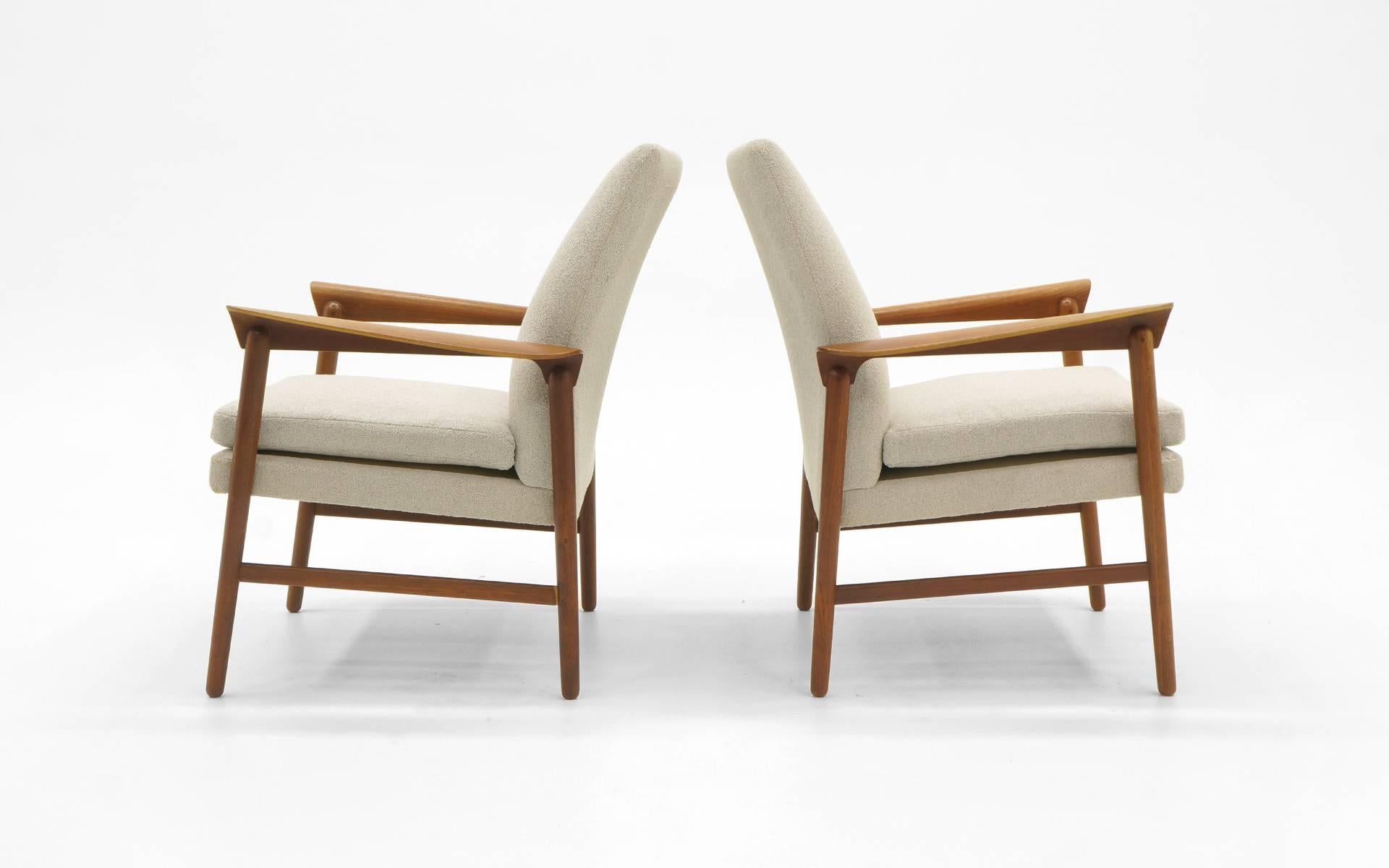 Scandinavian Modern Pair of Danish Modern Lounge Chairs by Fritz Hansen