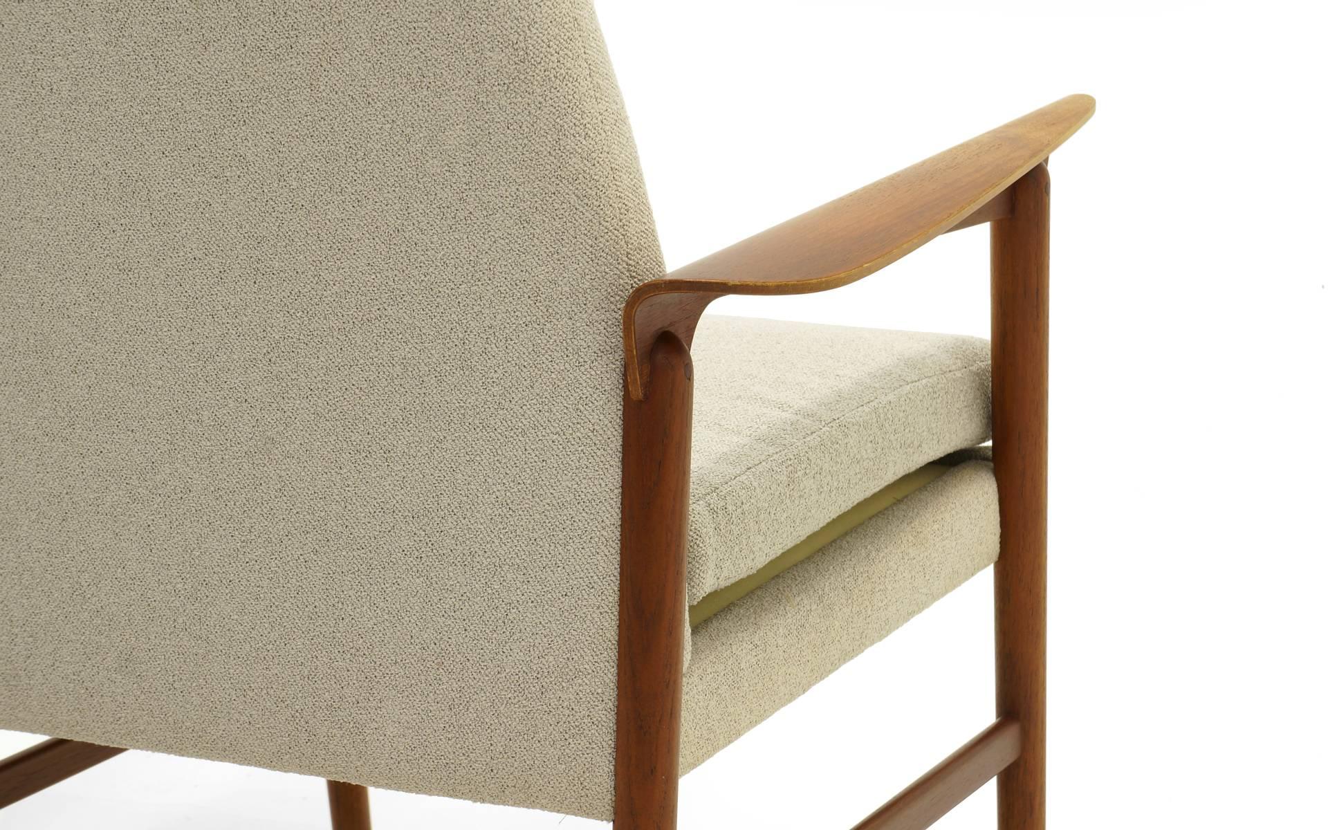 Pair of Danish Modern Lounge Chairs by Fritz Hansen 2