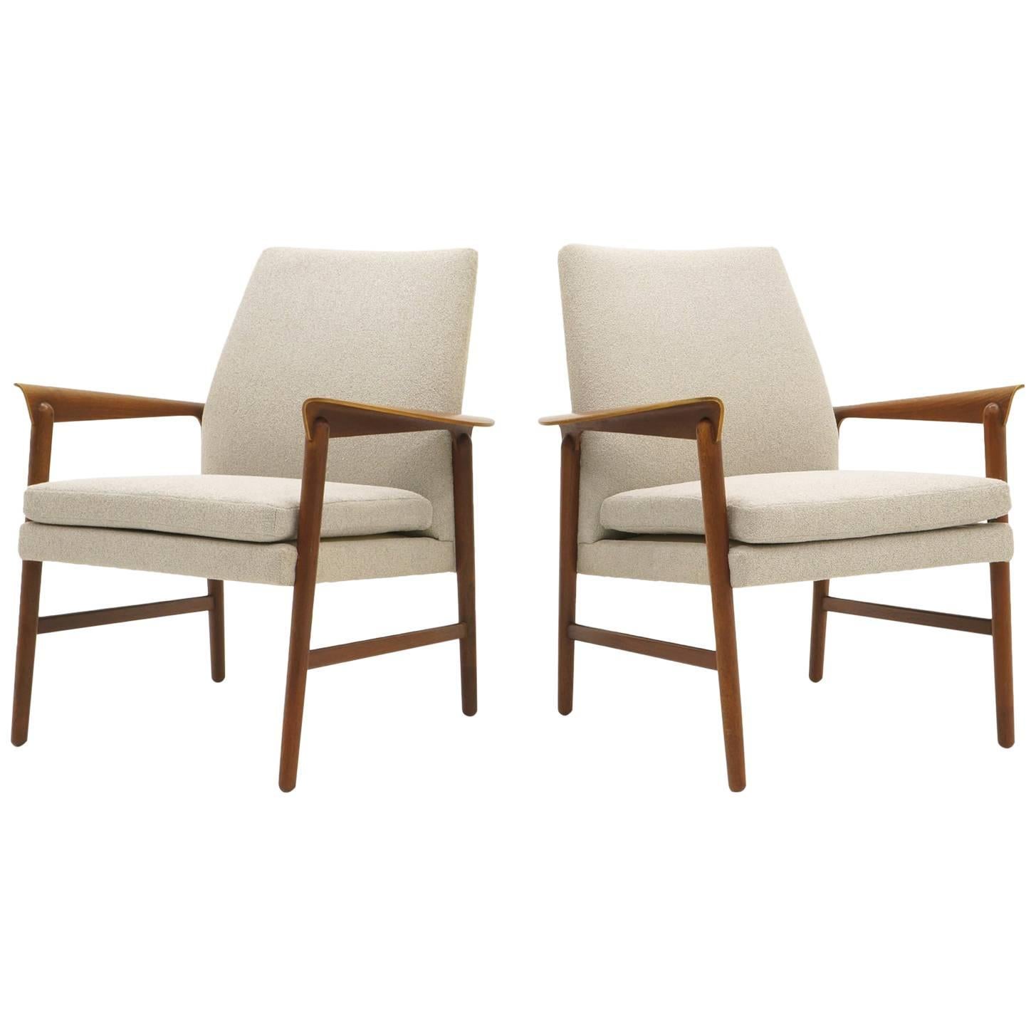 Pair of Danish Modern Lounge Chairs by Fritz Hansen