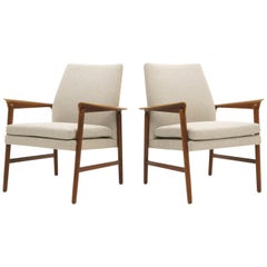 Pair of Danish Modern Lounge Chairs by Fritz Hansen