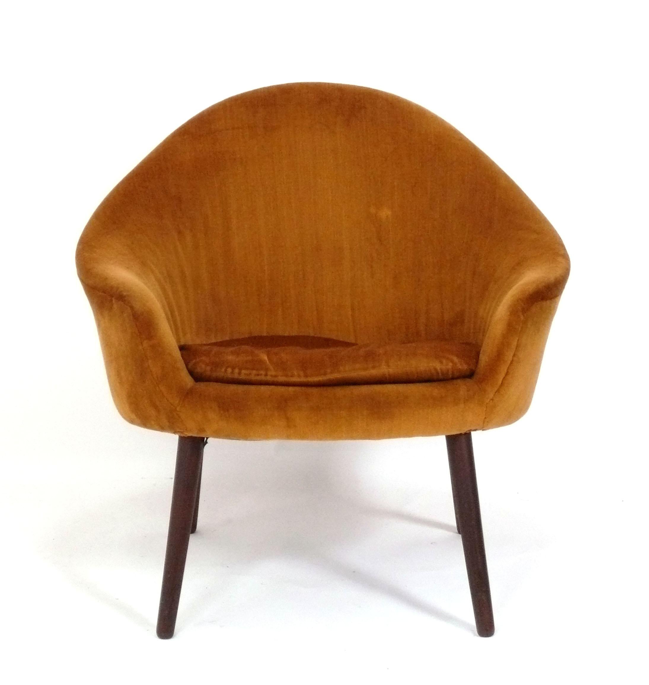 Paire de chaises longues modernes danoises, conçues par Hans Olsen, Danemark, vers les années 1960. Les chaises sont en train d'être retapissées et peuvent être complétées dans votre tissu. Il suffit de nous envoyer un total de 8 mètres de votre