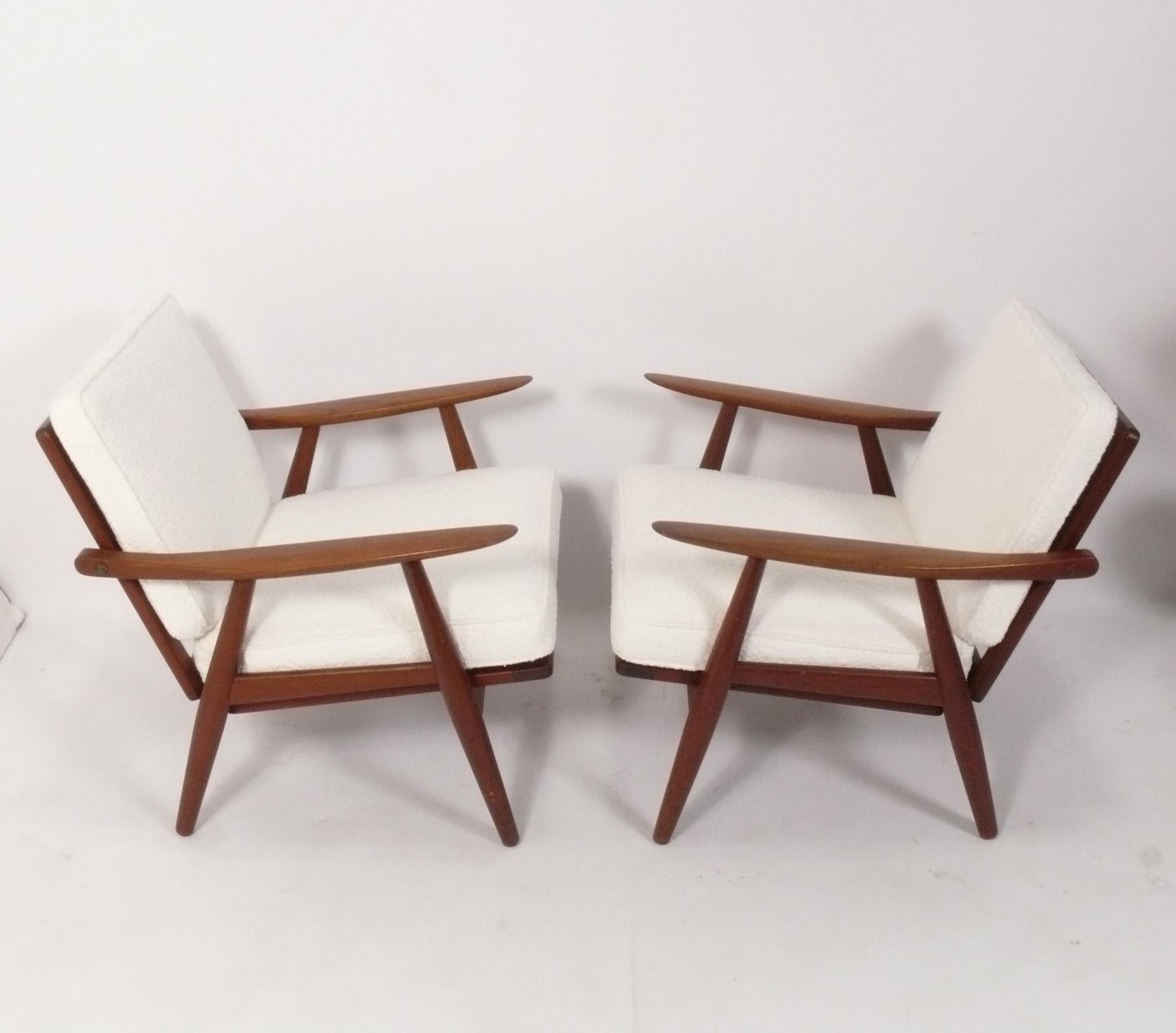 Danois Paire de chaises longues danoises modernes par Hans Wegner en vente