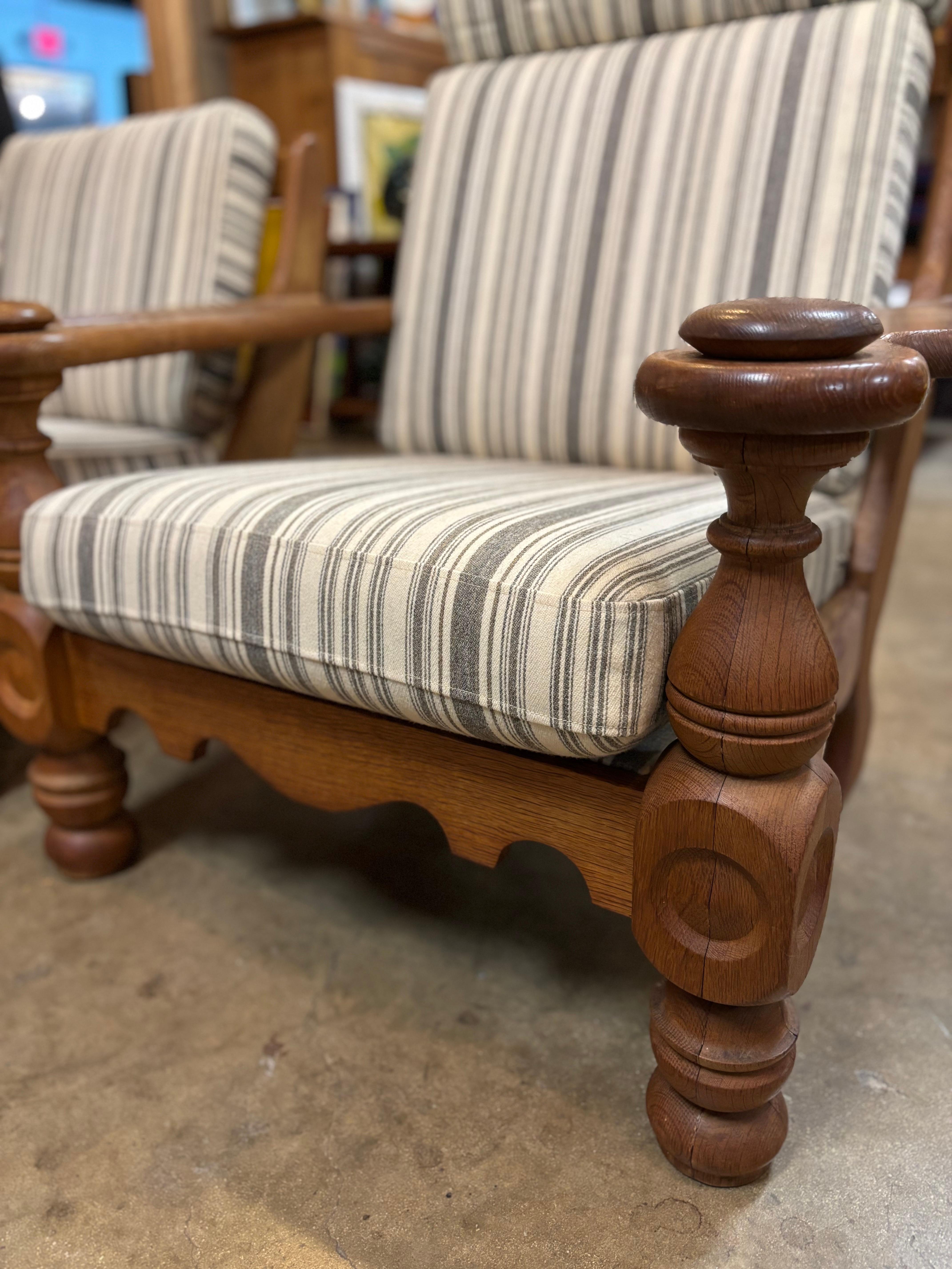 Pair of Danish Modern Lounge Chairs by Henning Kjaernulf, Circa 1960s en Bueno estado para la venta en San Antonio, TX