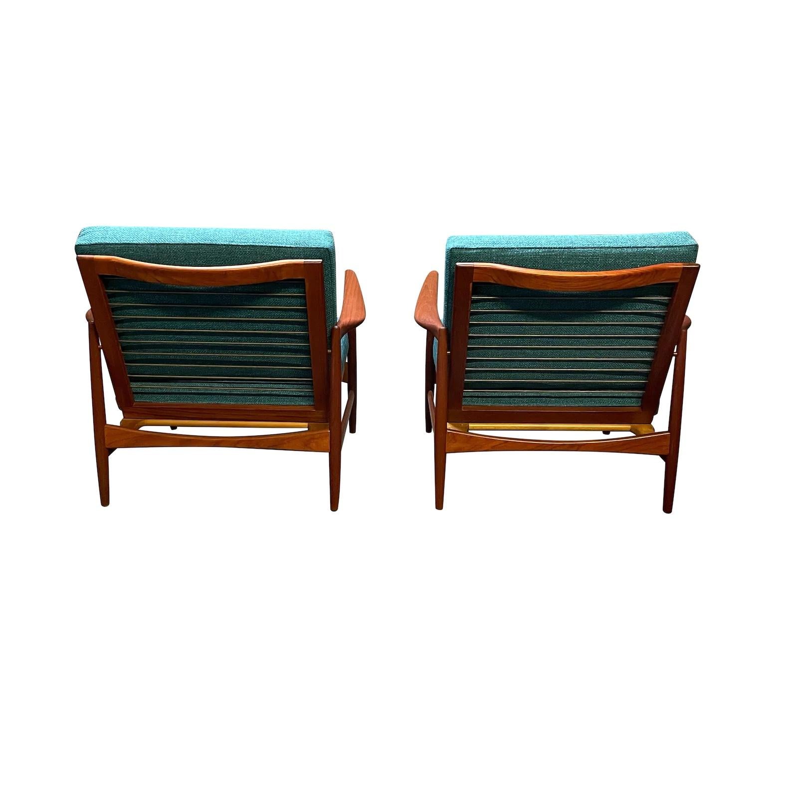 Pair of Danish Modern Lounge Chairs by Kofod Larsen In Excellent Condition In San Marcos, CA
