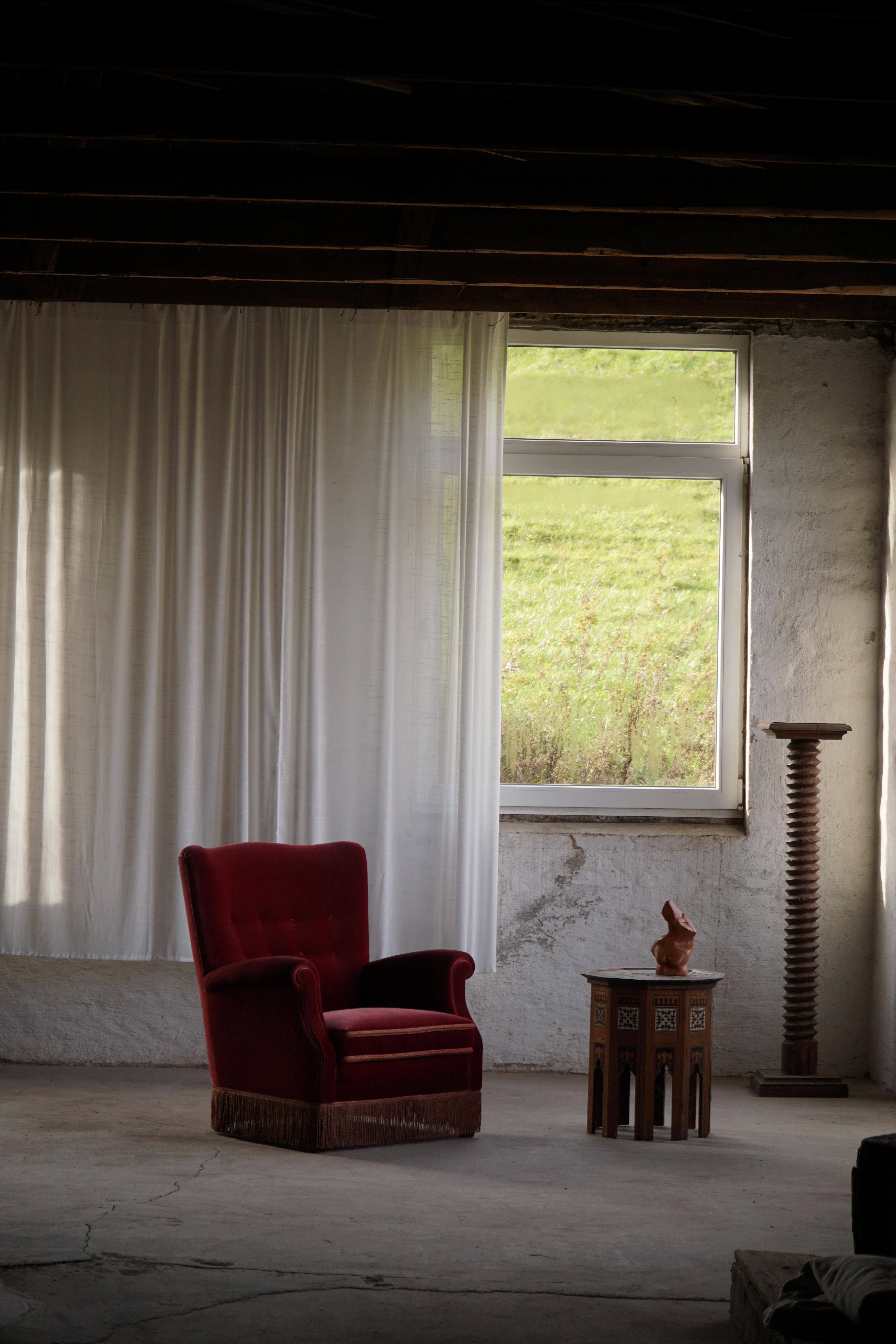 Paar moderne dänische Loungesessel, kirschroter Samt, 1950er Jahre im Zustand „Gut“ im Angebot in Odense, DK