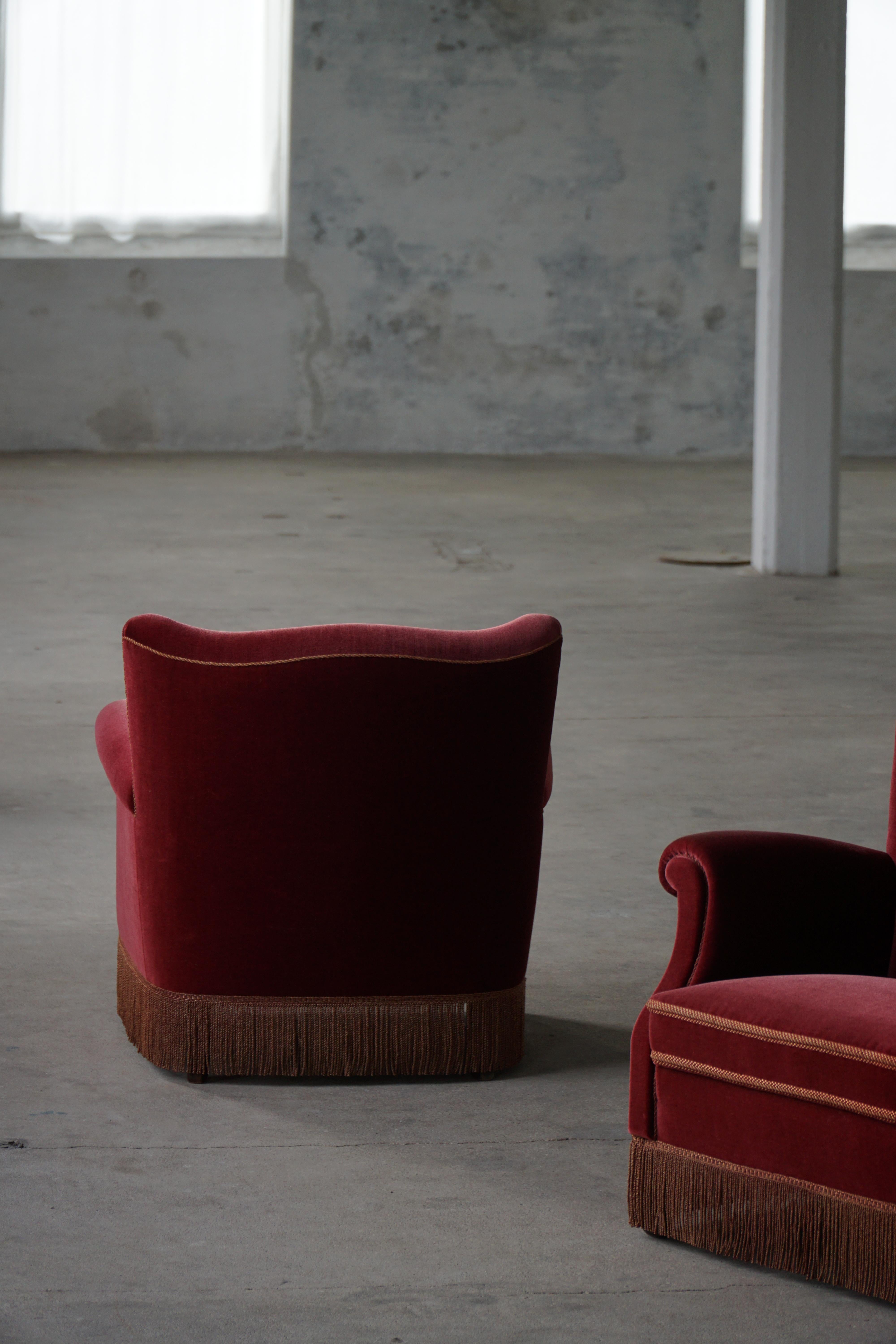 Paar moderne dänische Loungesessel, kirschroter Samt, 1950er Jahre (Stoff) im Angebot