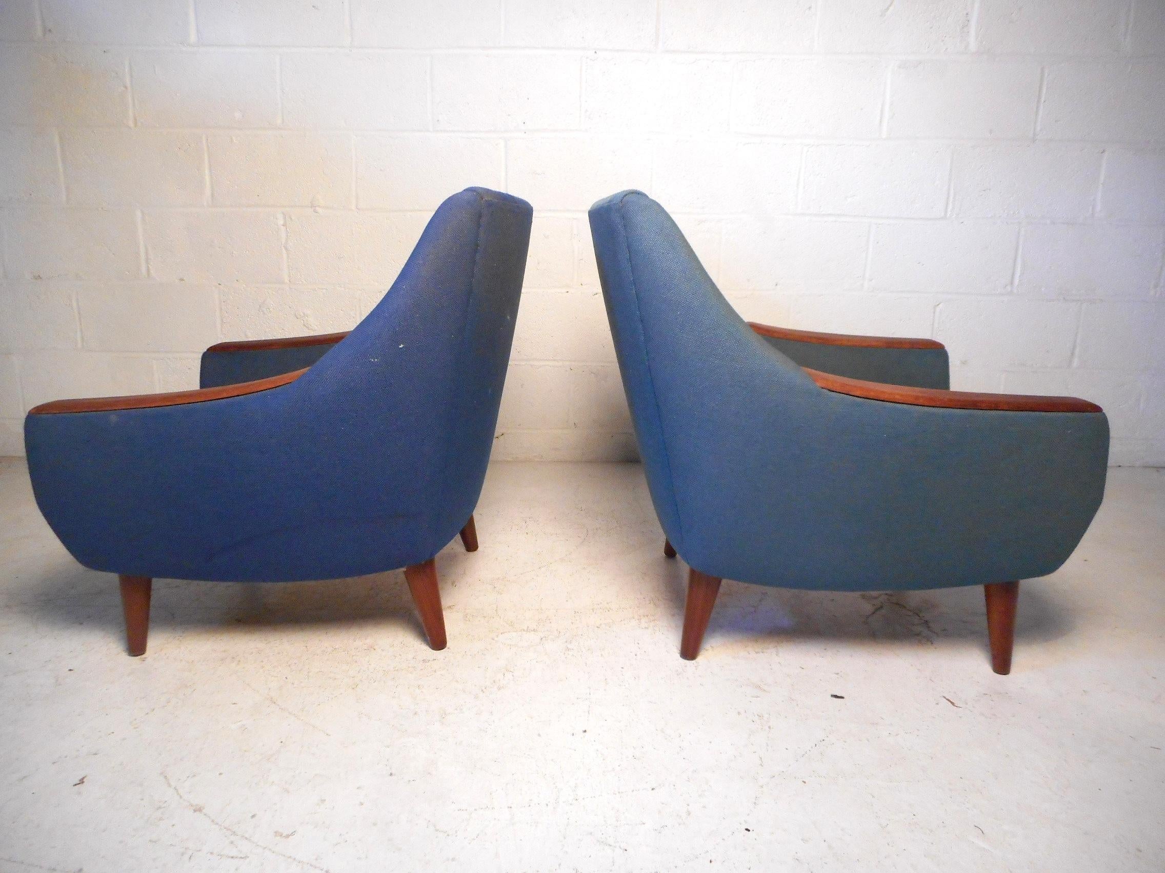 Mid-Century Modern Pair of Danish Modern Lounge Chairs For Sale