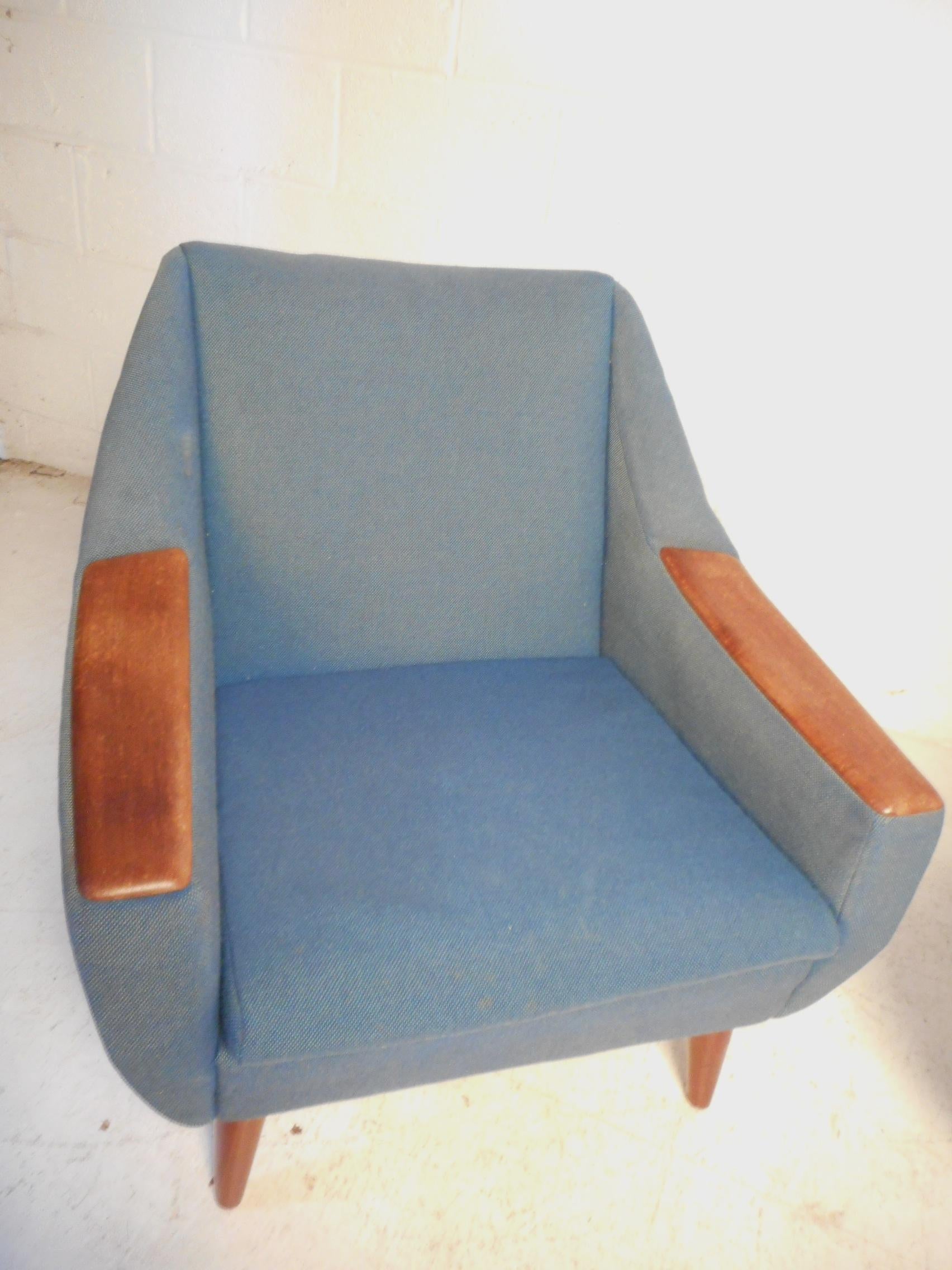 Pair of Danish Modern Lounge Chairs For Sale 1