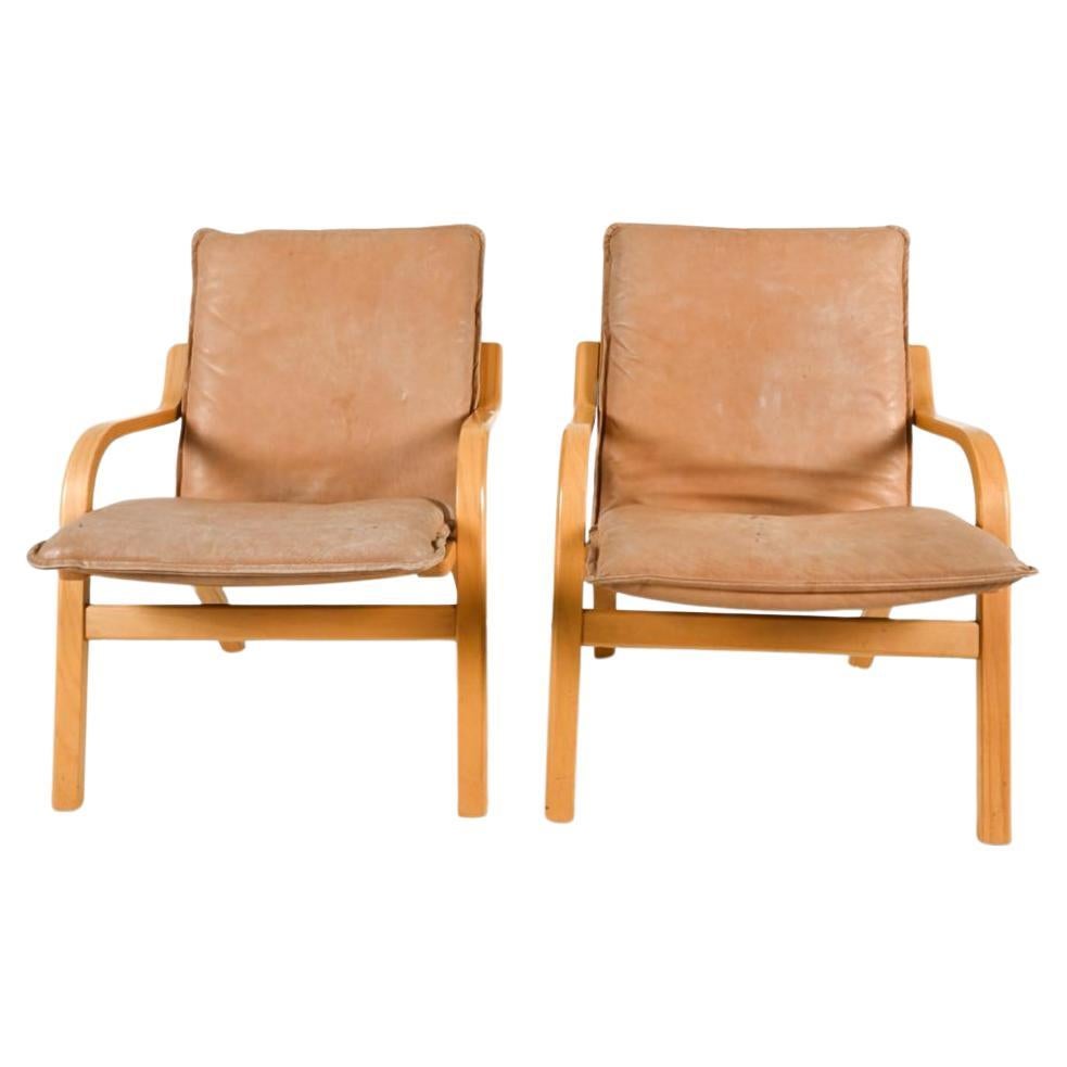 Ein Paar Danish Modern Lounge Chairs aus gebogenem Buchenholz und hellbraunem Leder. Diese Stühle haben Stouby Liner Stoff unter den Kissen. Möglicherweise von Mogens Hansen für Stouby entworfen. Dänemark CIRCA 1980er Jahre.

Verkauft als ein Paar