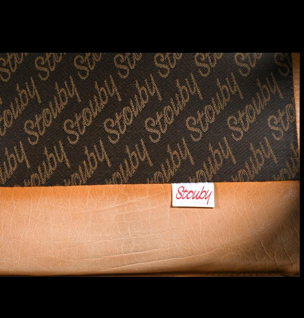 Moderne dänische Loungesessel aus gebogenem Buchenholz und hellbraunem Leder von Stouby, Paar im Zustand „Gut“ im Angebot in BROOKLYN, NY