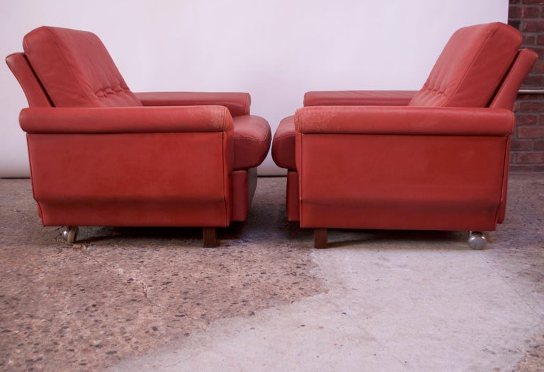 Pair of Danish Modern Lounge Chairs in Cinnabar Leather For Sale 2