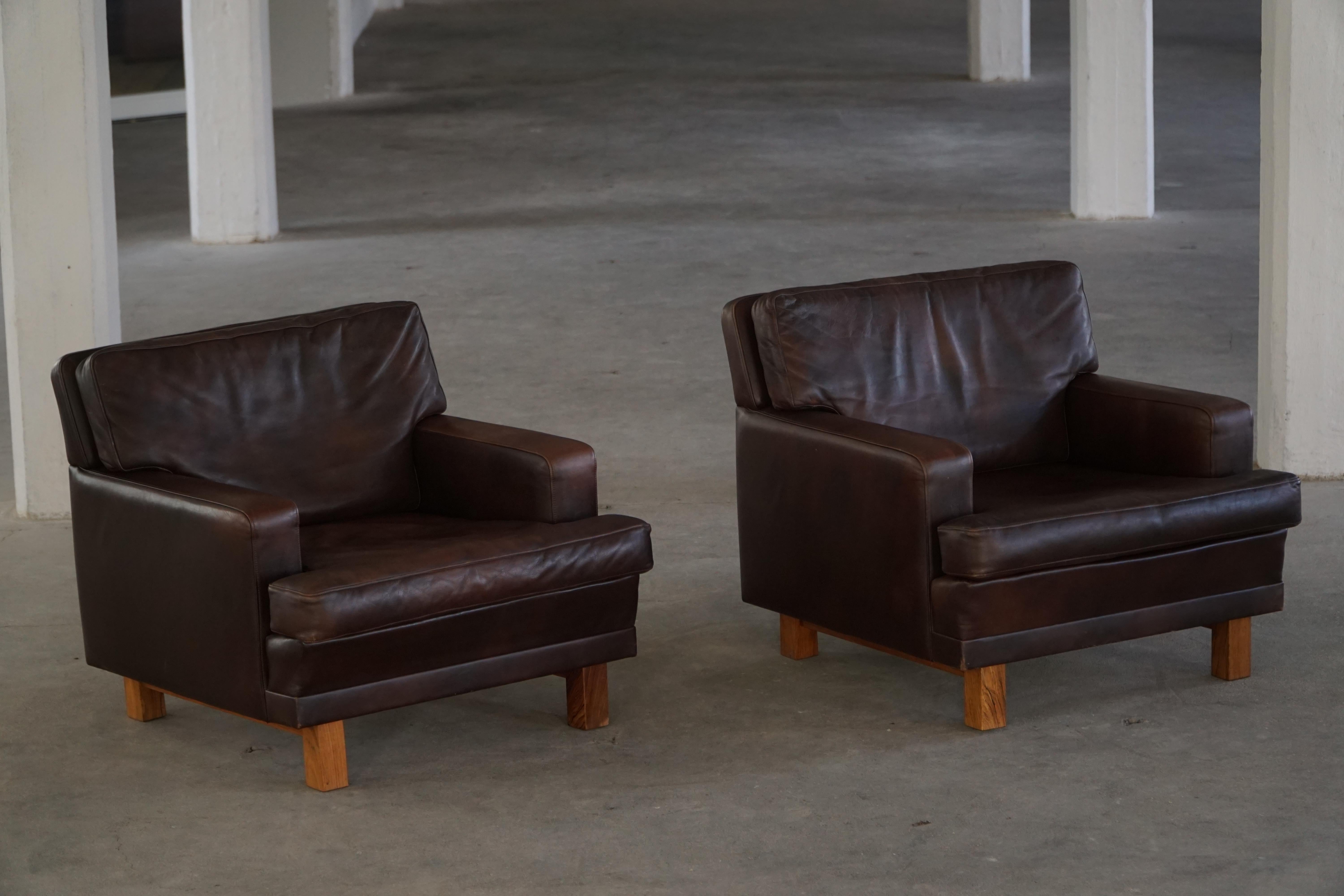 20th Century Pair of Danish Modern Lounge Chairs in Dark Brown Leather & Rosewood, 1960s For Sale