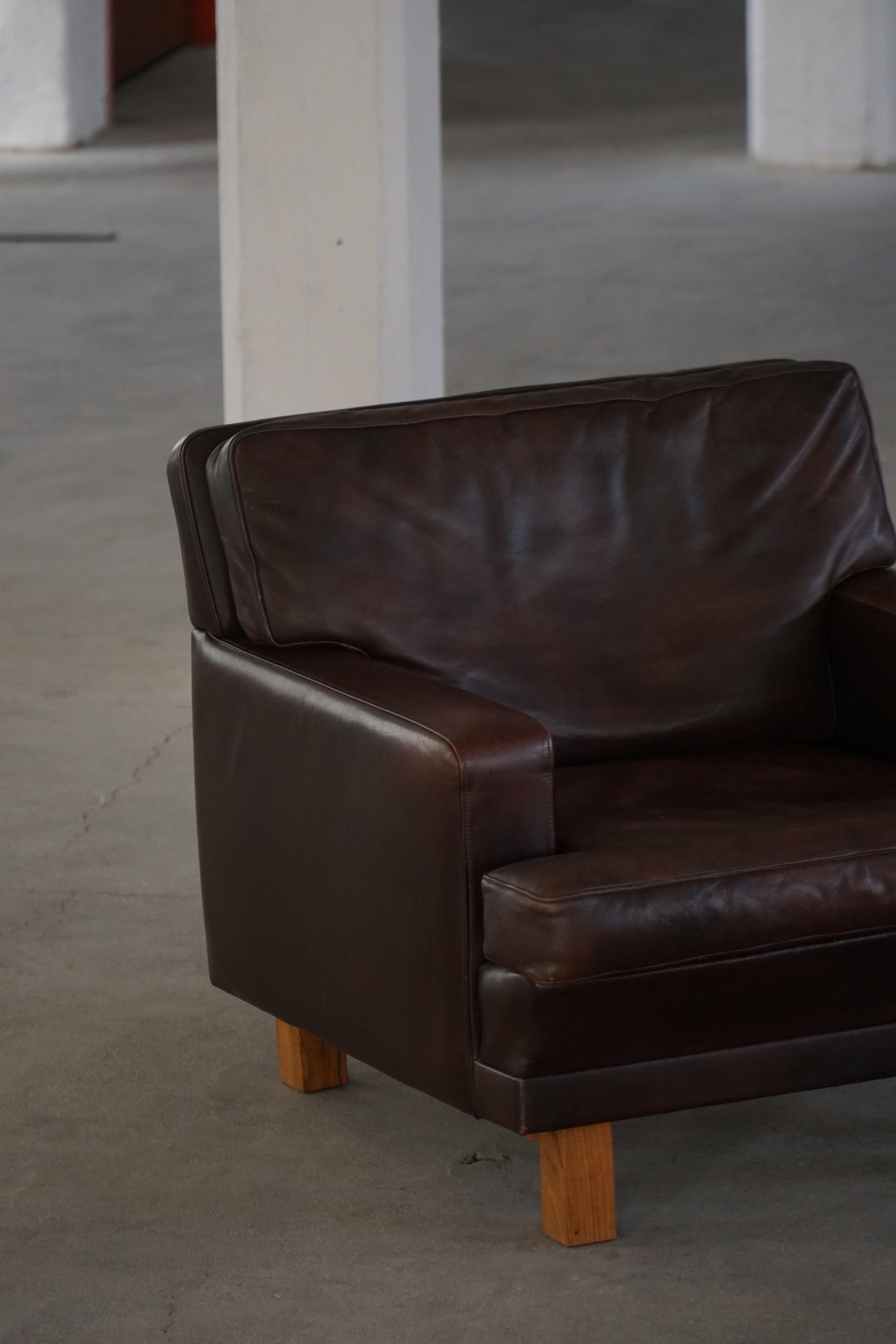 Pair of Danish Modern Lounge Chairs in Dark Brown Leather & Rosewood, 1960s For Sale 1