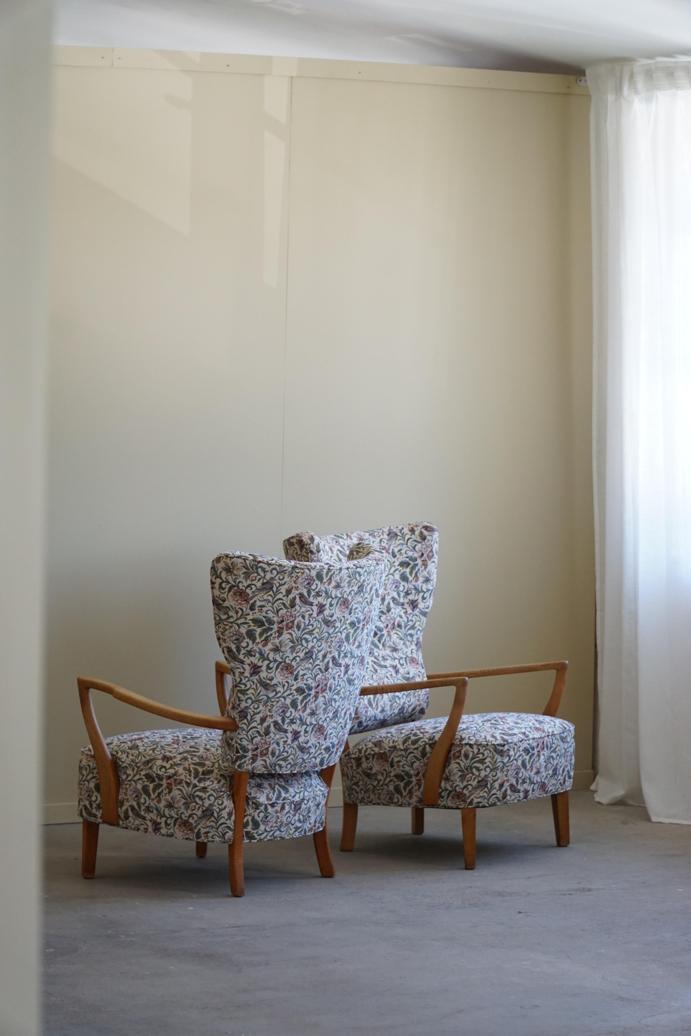 20th Century Pair of Danish Modern Lounge Chairs in Oak, Reupholstered, Viggo Boesen, 1950s For Sale