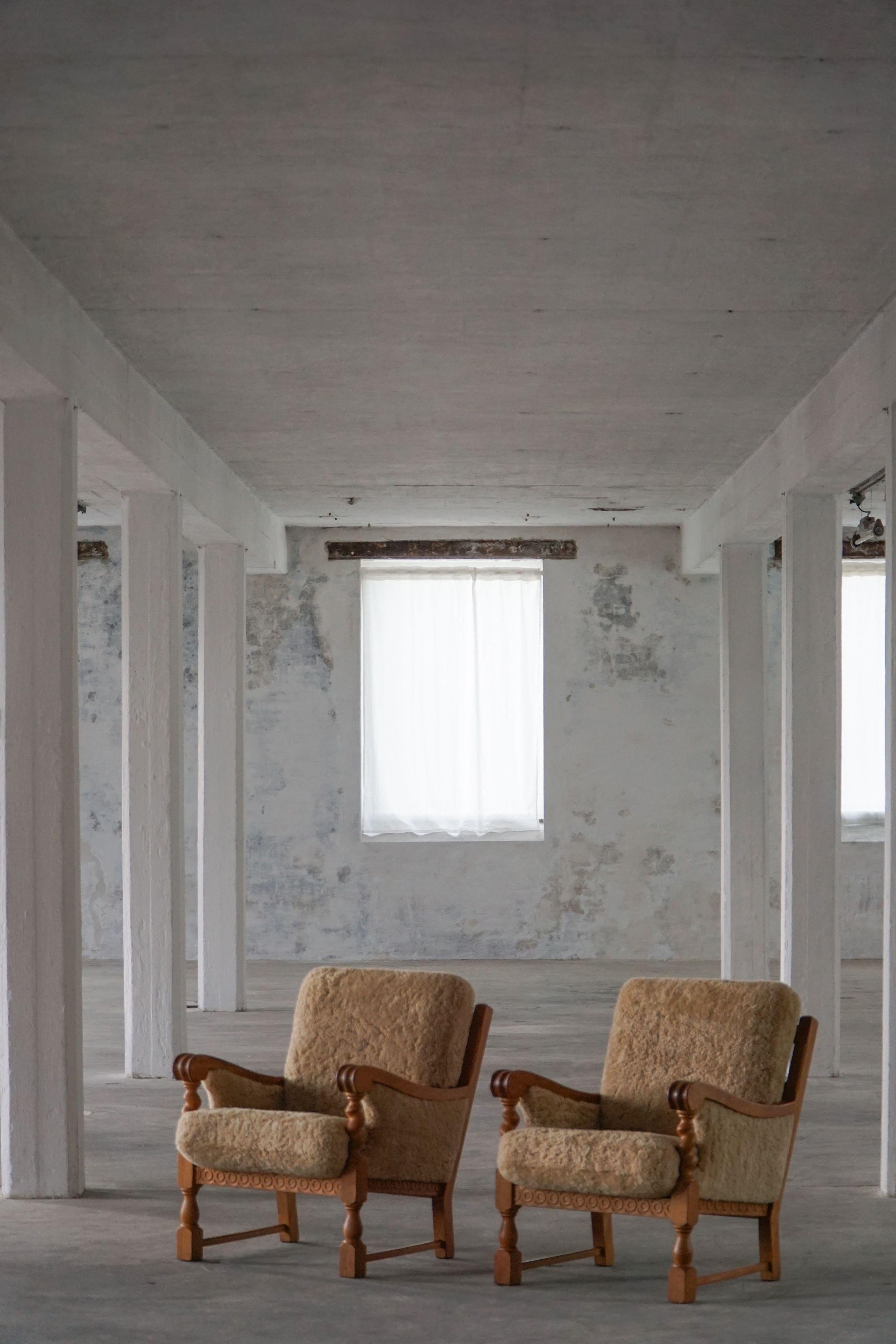 Un hermoso par de sillones modernos daneses de la década de 1960, fabricados en roble macizo y recién tapizados en lana de cordero de alta calidad. Fabricado por un ebanista danés. Atribuido a Henning Kjærnulf. 

Las estructuras de roble muestran a