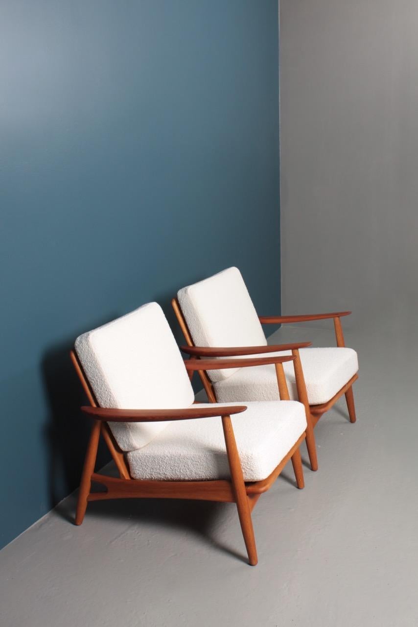 Scandinavian Modern Pair of Danish Modern Lounge Chairs in Teak and Boucle by Johannes Andersen
