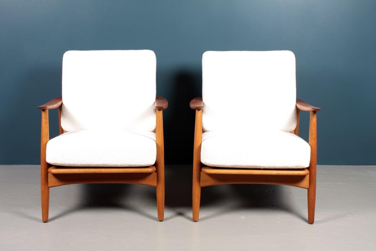 Wool Pair of Danish Modern Lounge Chairs in Teak and Boucle by Johannes Andersen