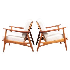 Paire de chaises longues danoises modernes en teck et bouclette par Johannes Andersen