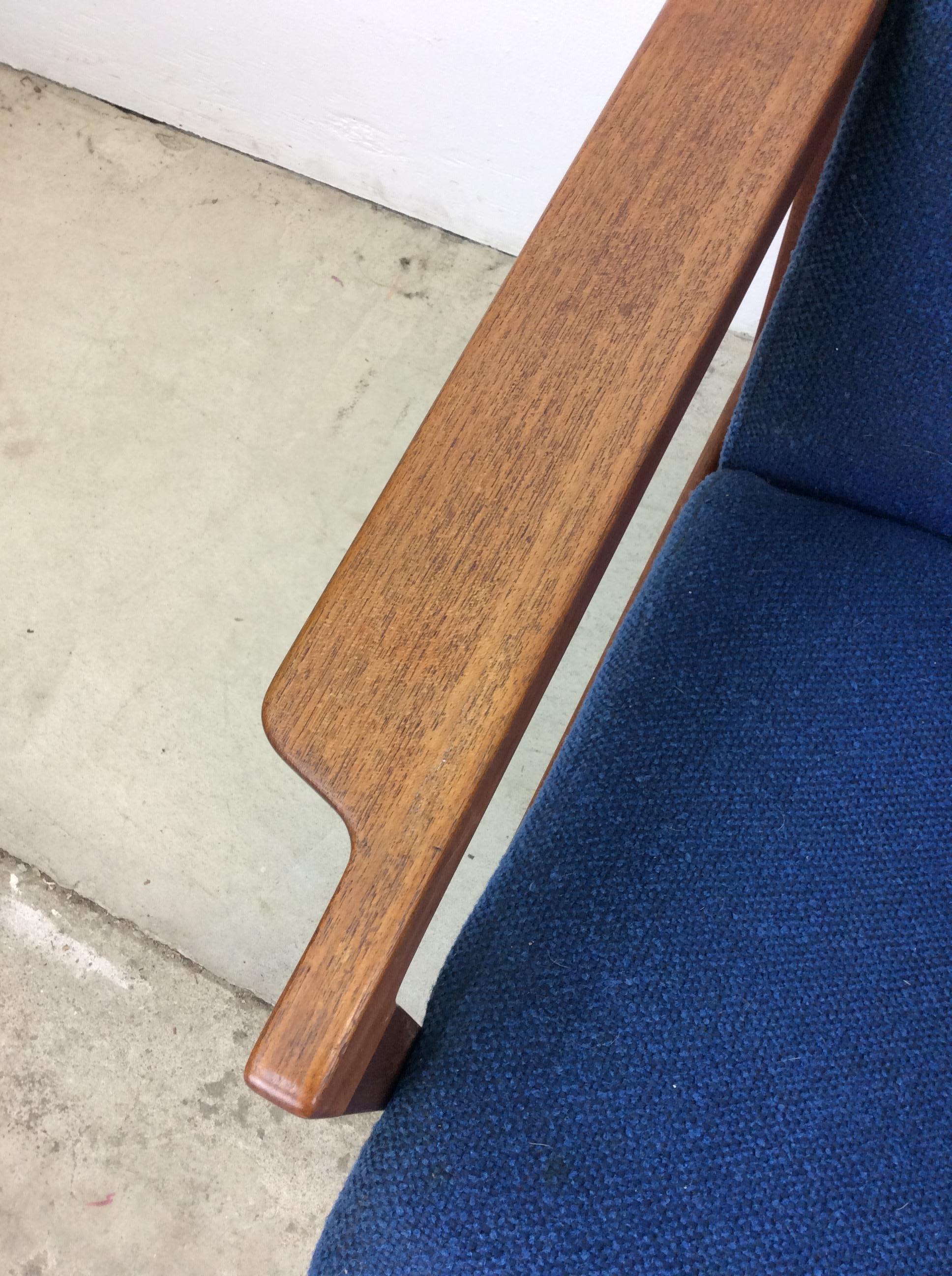 Paire de chaises longues danoises modernes avec cadre en teck massif et tissu d'ameublement vintage en vente 5