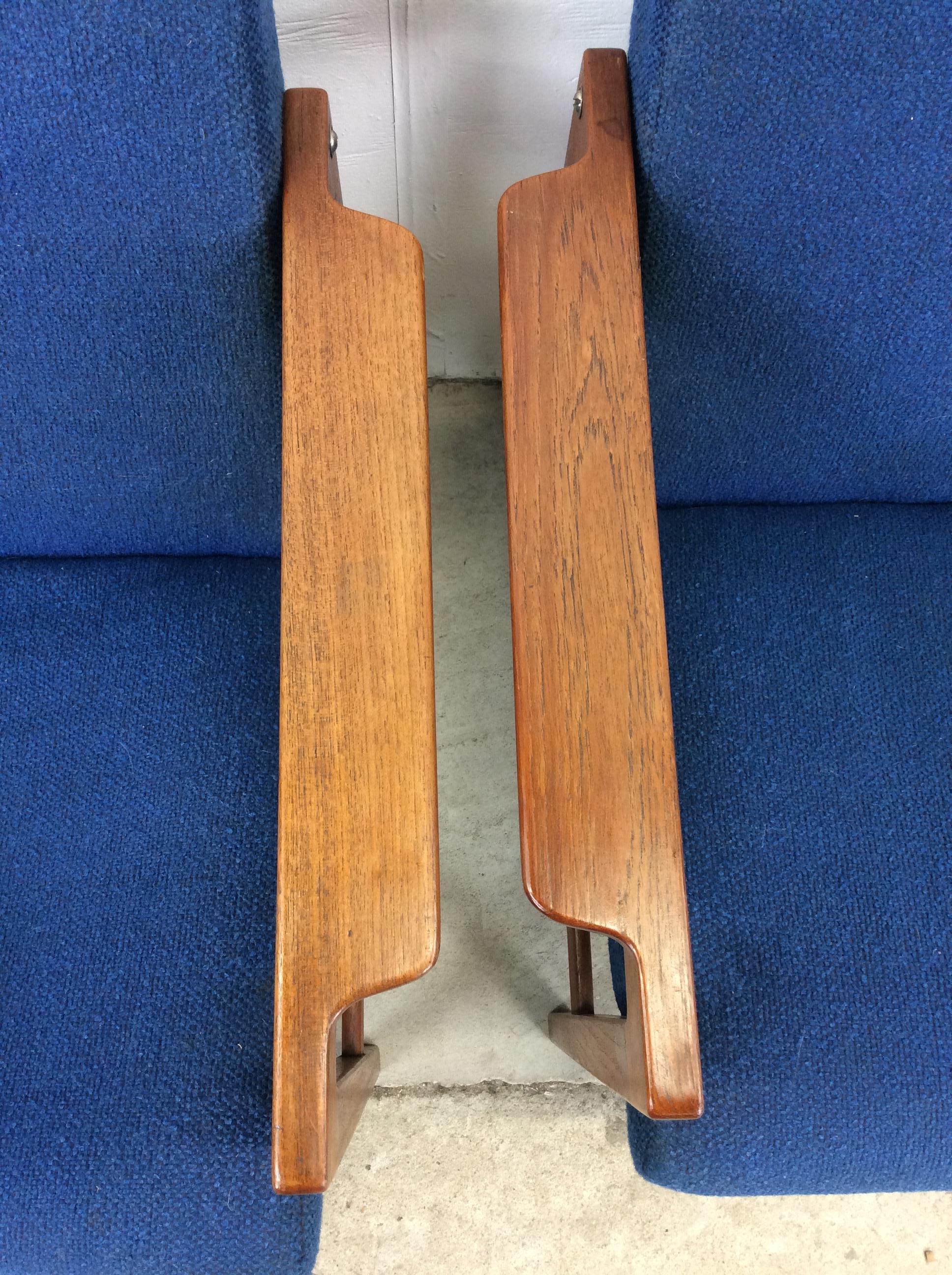 Paire de chaises longues danoises modernes avec cadre en teck massif et tissu d'ameublement vintage en vente 6