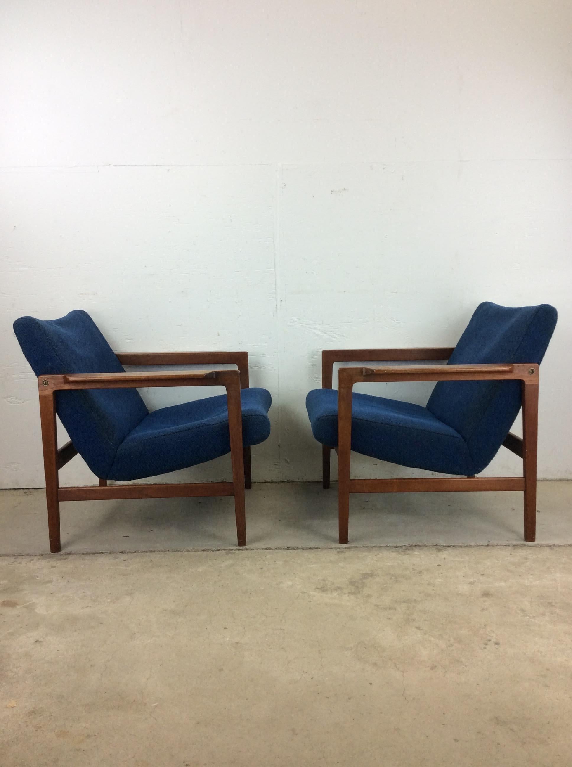 Paire de chaises longues danoises modernes avec cadre en teck massif et tissu d'ameublement vintage en vente 8