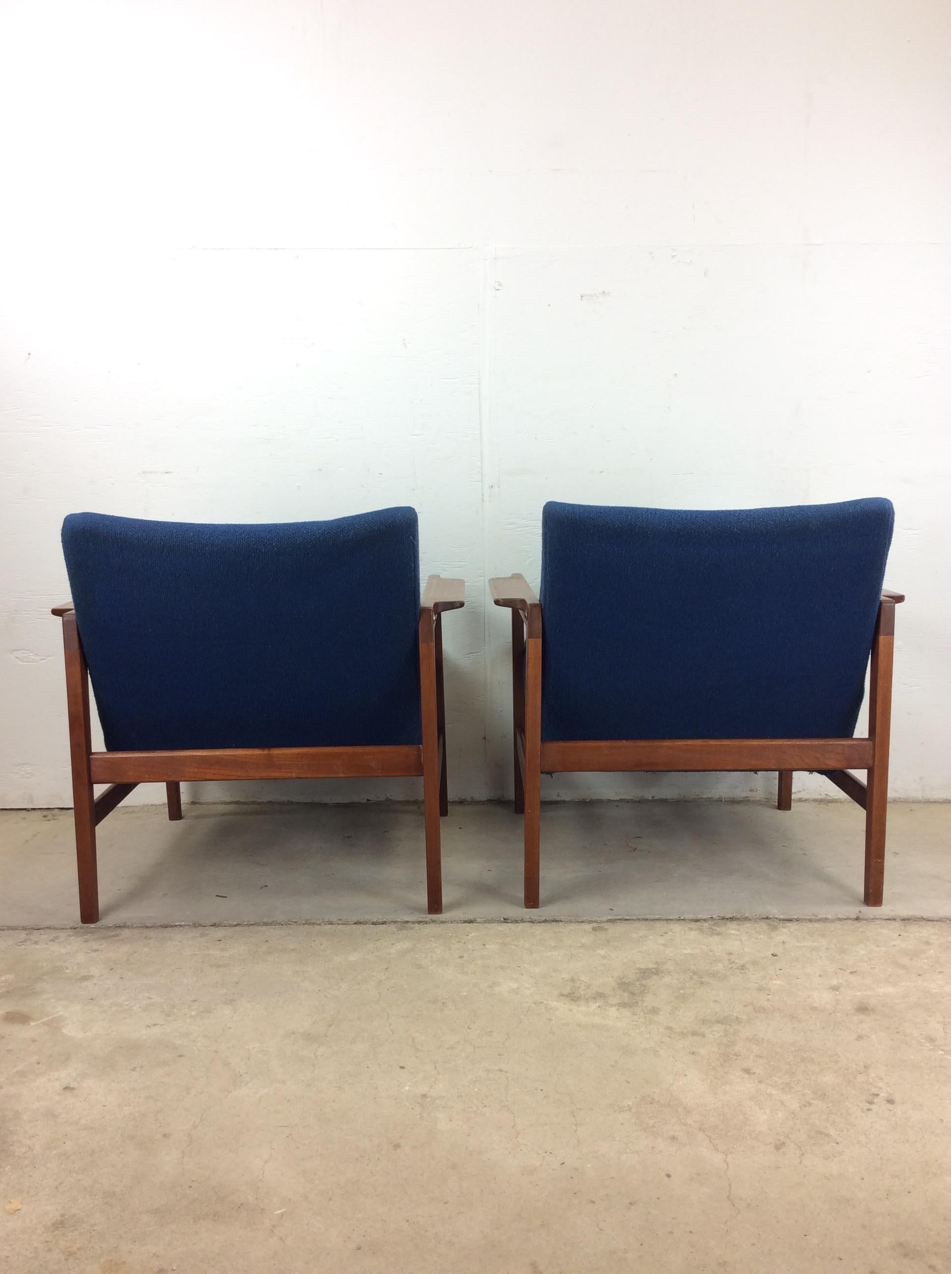 Paire de chaises longues danoises modernes avec cadre en teck massif et tissu d'ameublement vintage en vente 9