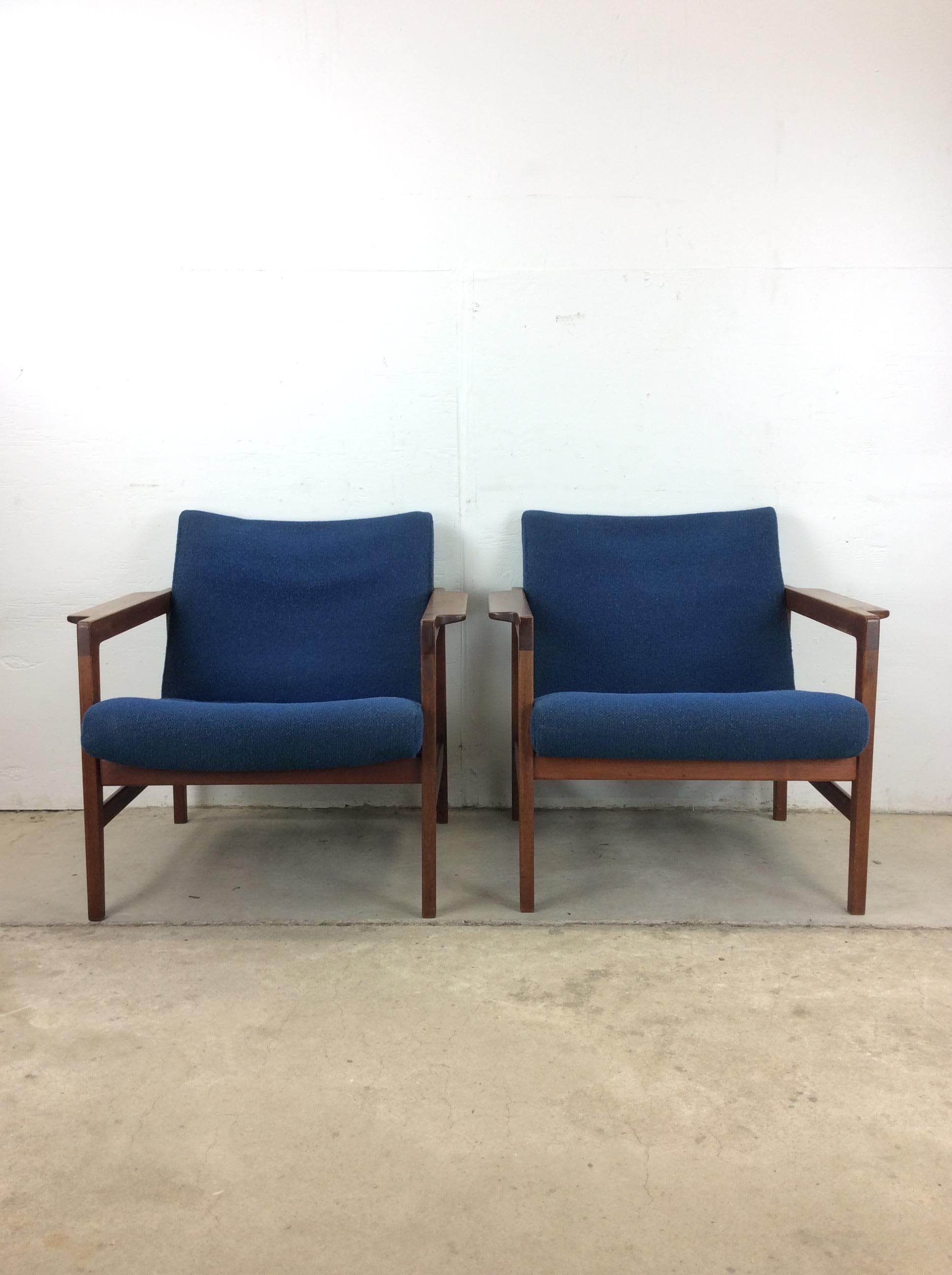 Scandinave moderne Paire de chaises longues danoises modernes avec cadre en teck massif et tissu d'ameublement vintage en vente