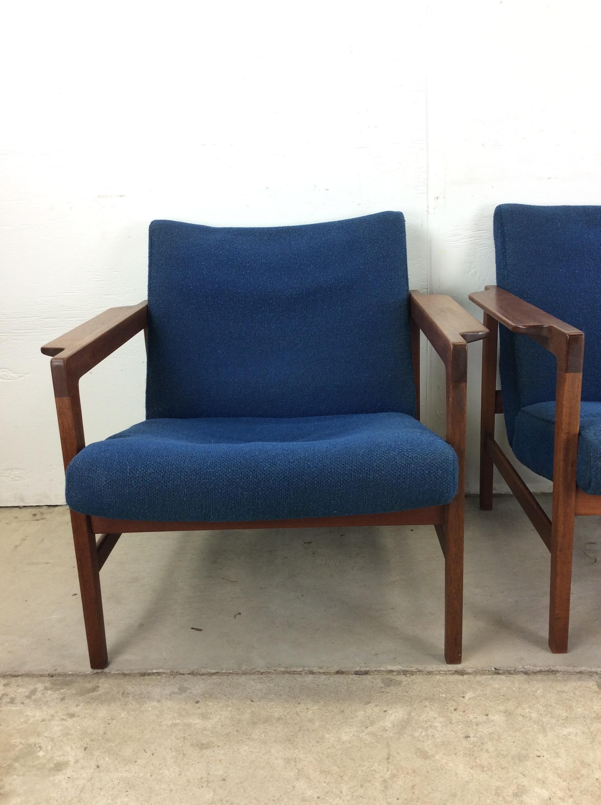Danois Paire de chaises longues danoises modernes avec cadre en teck massif et tissu d'ameublement vintage en vente