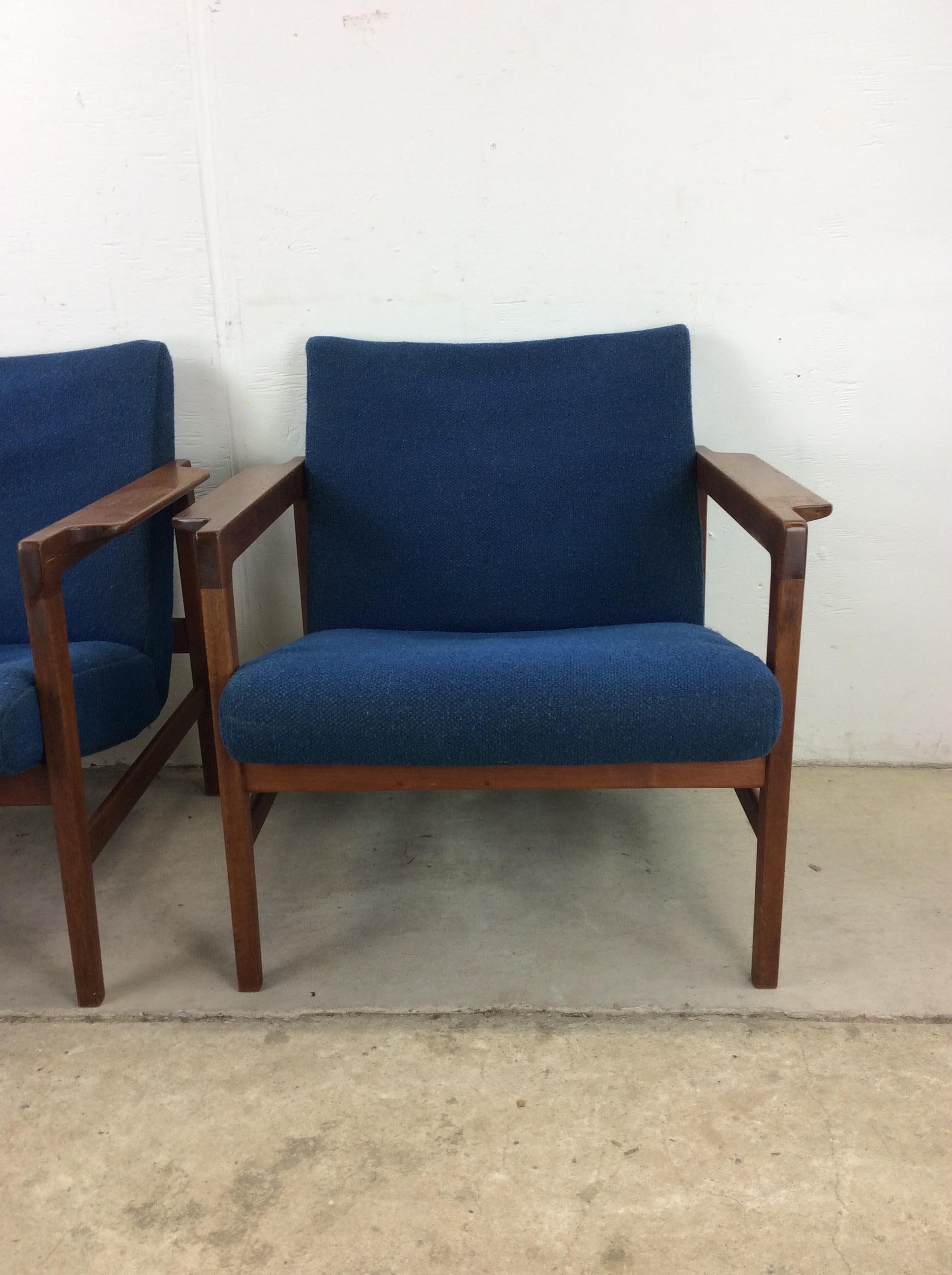 Paire de chaises longues danoises modernes avec cadre en teck massif et tissu d'ameublement vintage Bon état - En vente à Freehold, NJ
