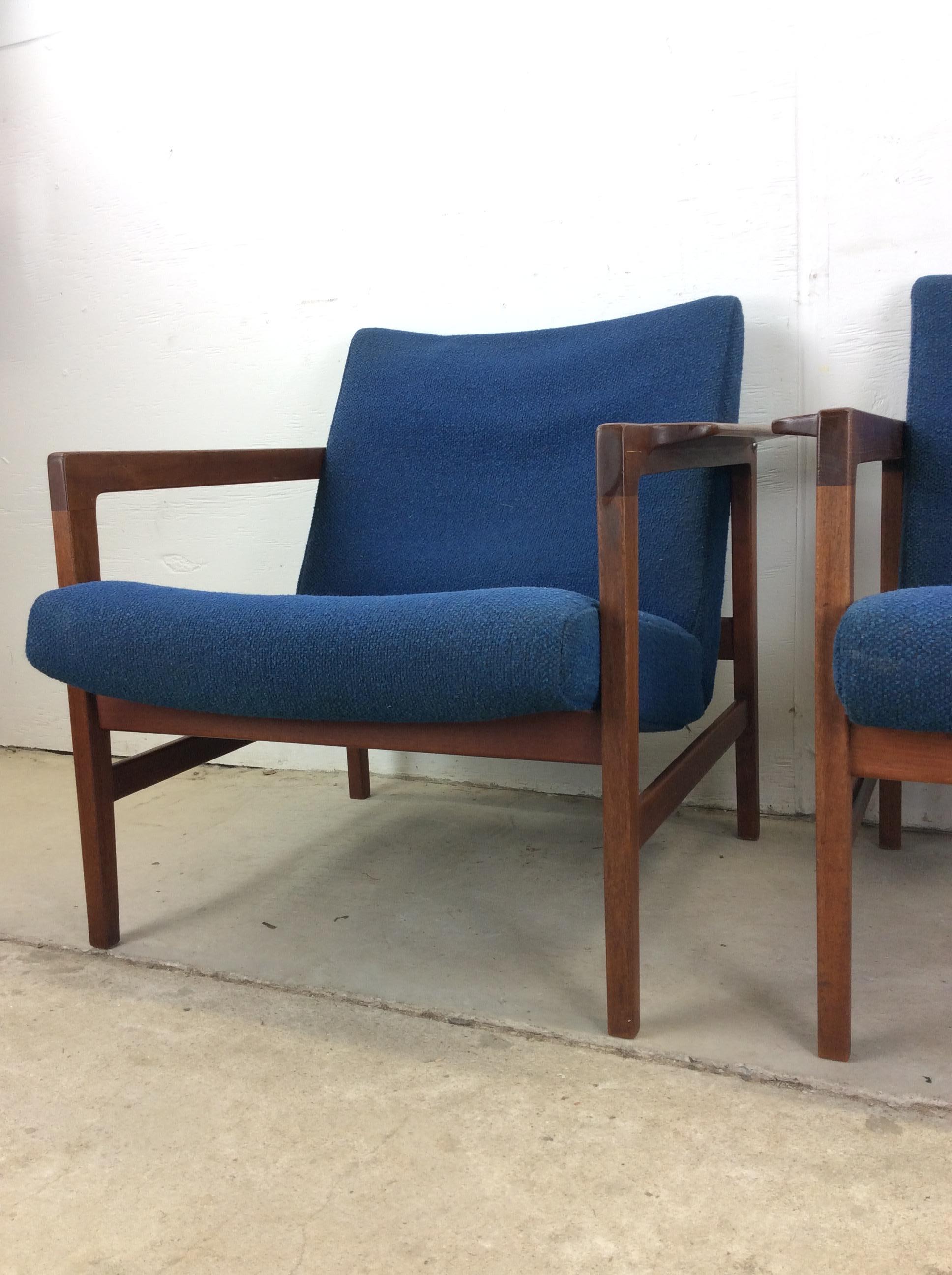 20ième siècle Paire de chaises longues danoises modernes avec cadre en teck massif et tissu d'ameublement vintage en vente