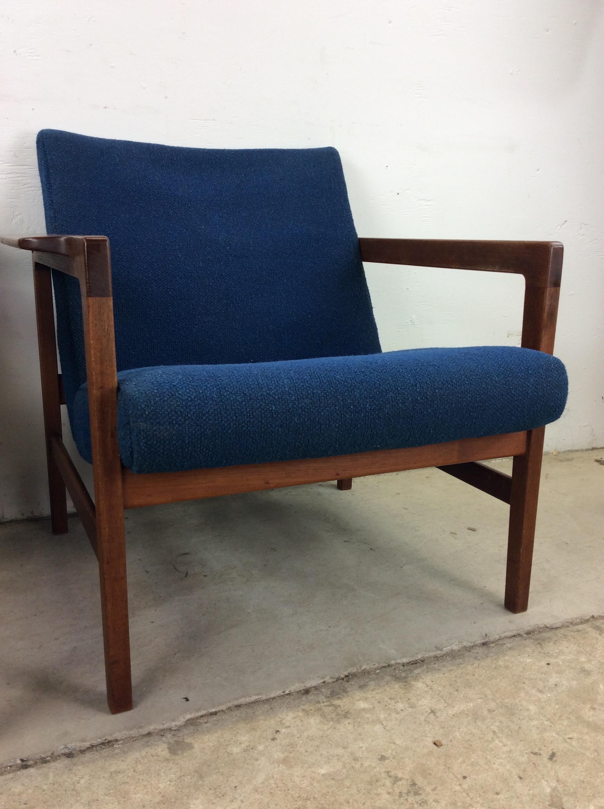 Tissu d'ameublement Paire de chaises longues danoises modernes avec cadre en teck massif et tissu d'ameublement vintage en vente