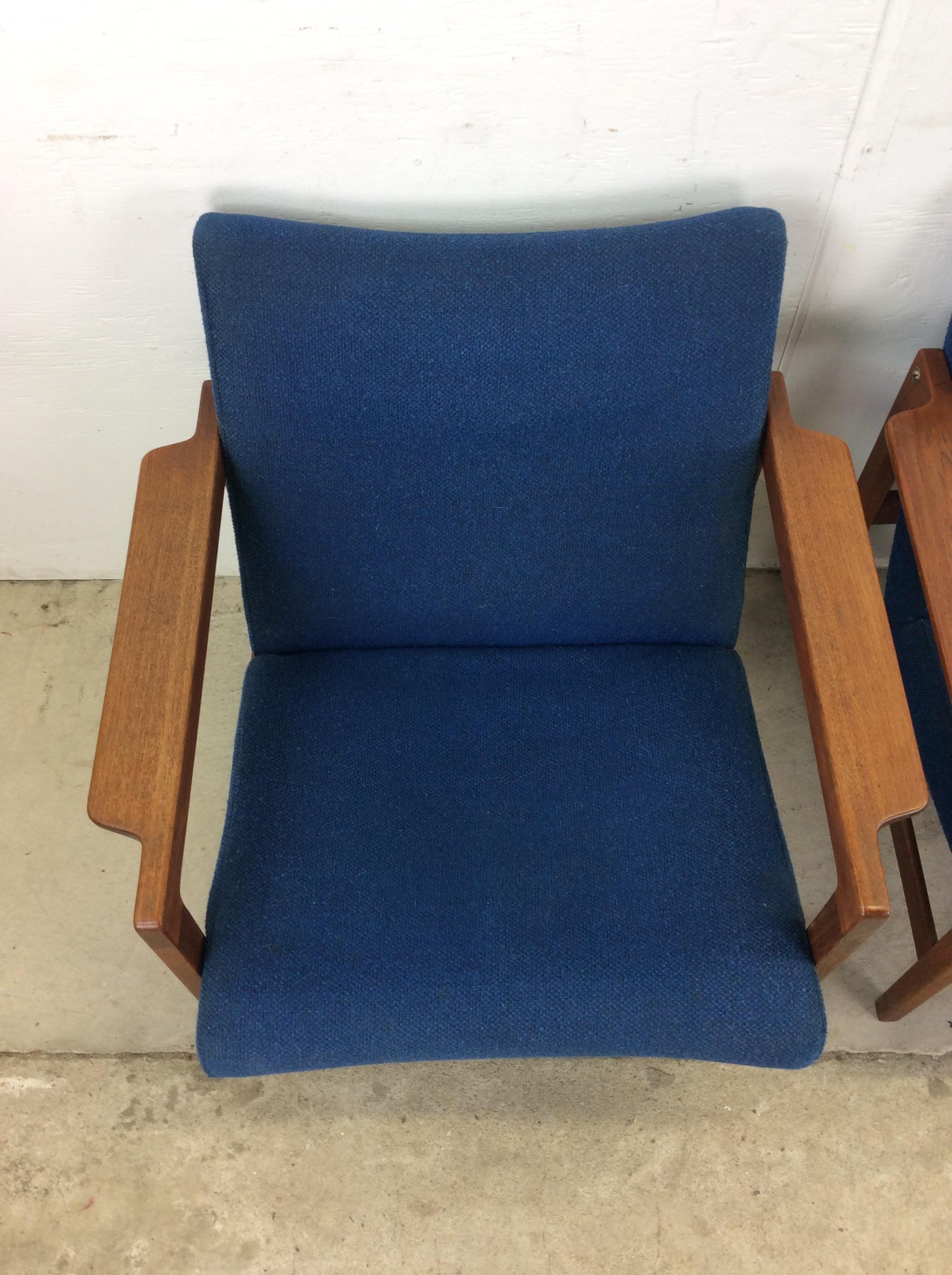 Paire de chaises longues danoises modernes avec cadre en teck massif et tissu d'ameublement vintage en vente 1