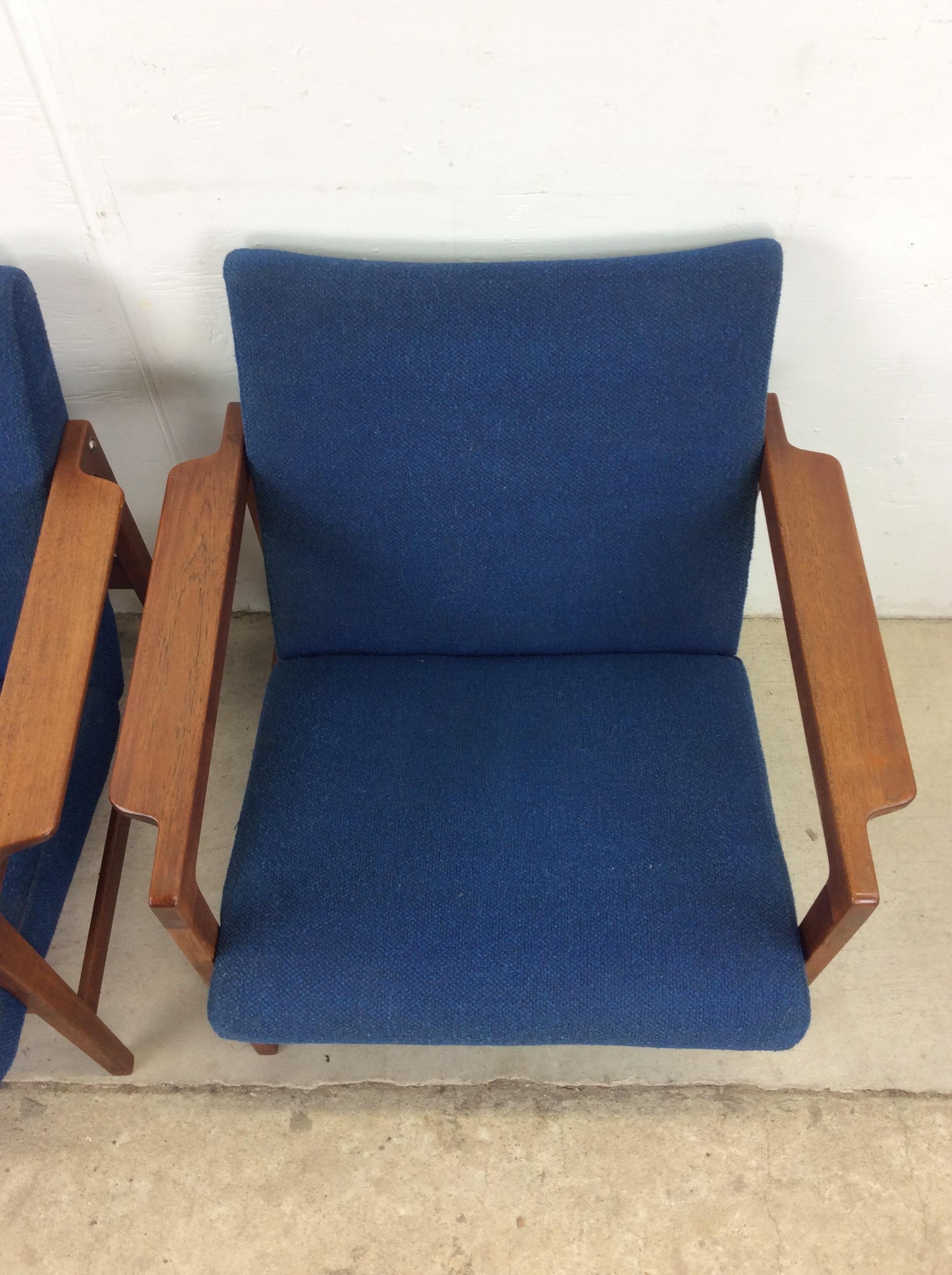 Paire de chaises longues danoises modernes avec cadre en teck massif et tissu d'ameublement vintage en vente 2