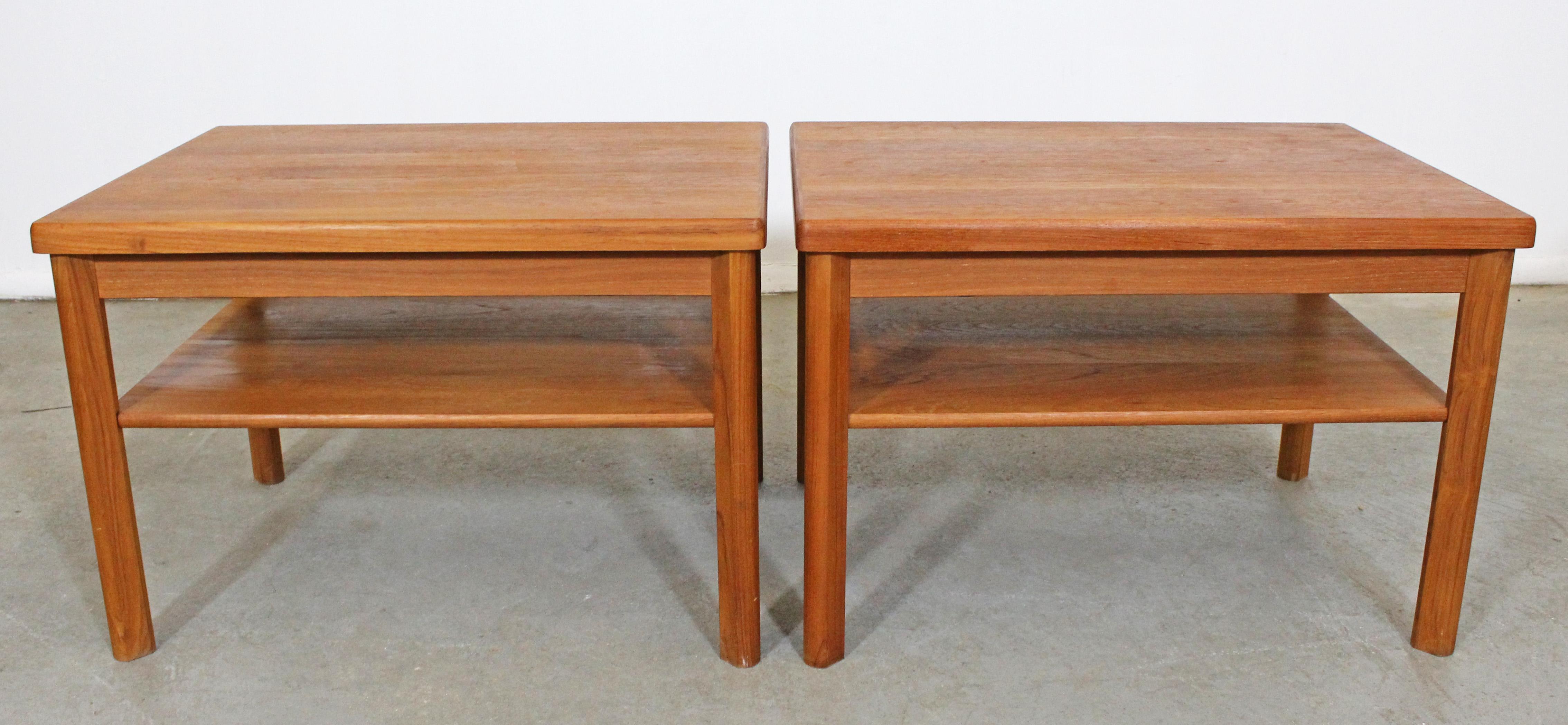 Offered is a pair of midcentury Danish modern teak end tables with two tiers, made by Mobelfabrikken Toften. They are in good vintage condition showing slight age wear (scratches, surface wear; see pictures). They are signed.

Dimensions:
29