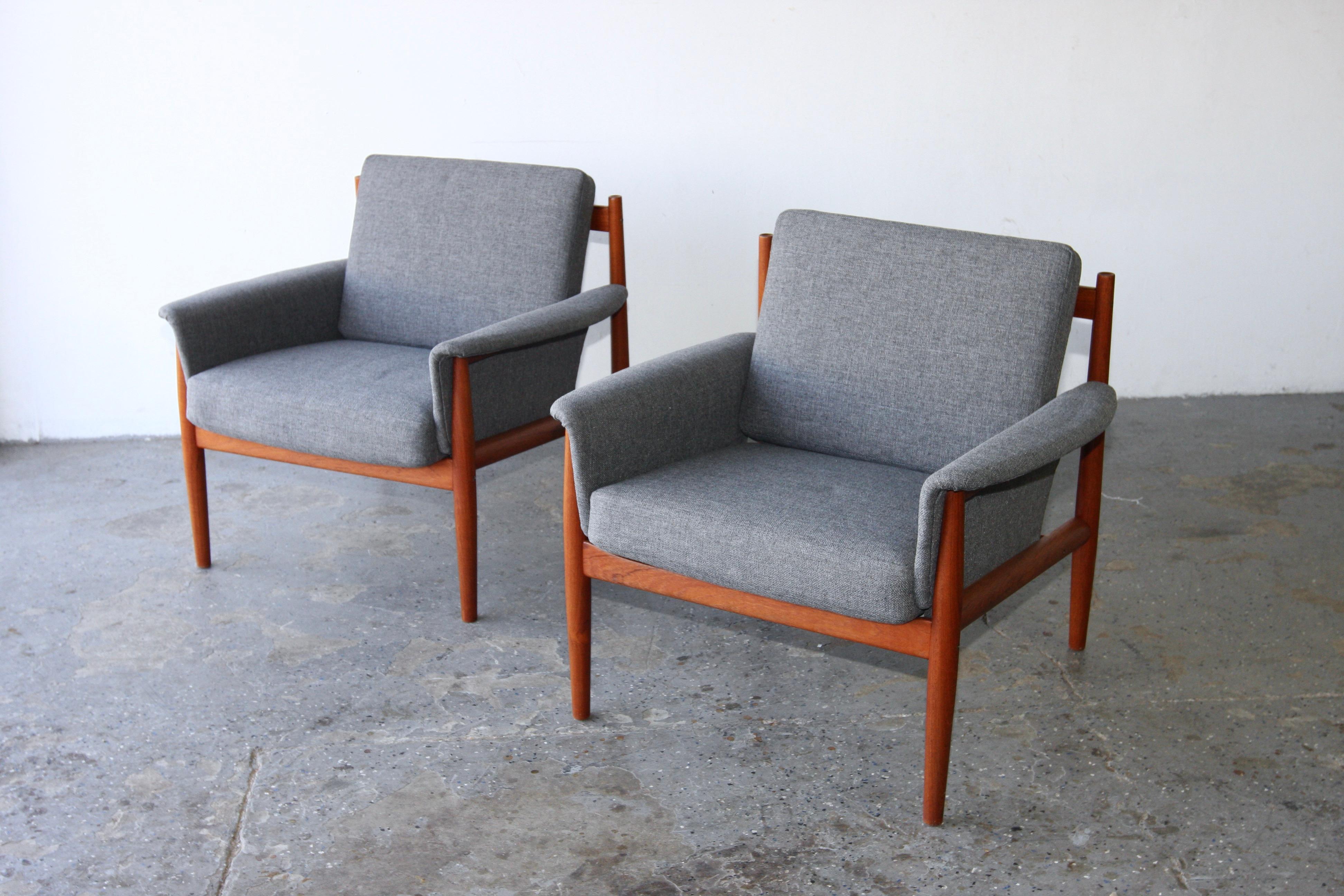 Wunderschöner moderner dänischer Loungesessel aus Teakholz von Grete Jalk. 1962 für France und Söhne entworfen. Der Stuhl hat gepolsterte Seiten, die den Sitz umschließen und auf Armlehnen ruhen. Geschwungene Rückenlehne und wunderschöne Details wie