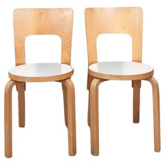 Paire de chaises modernes danoises modèle 66 en bouleau et sièges blancs, Alvar Aalto pour Artek