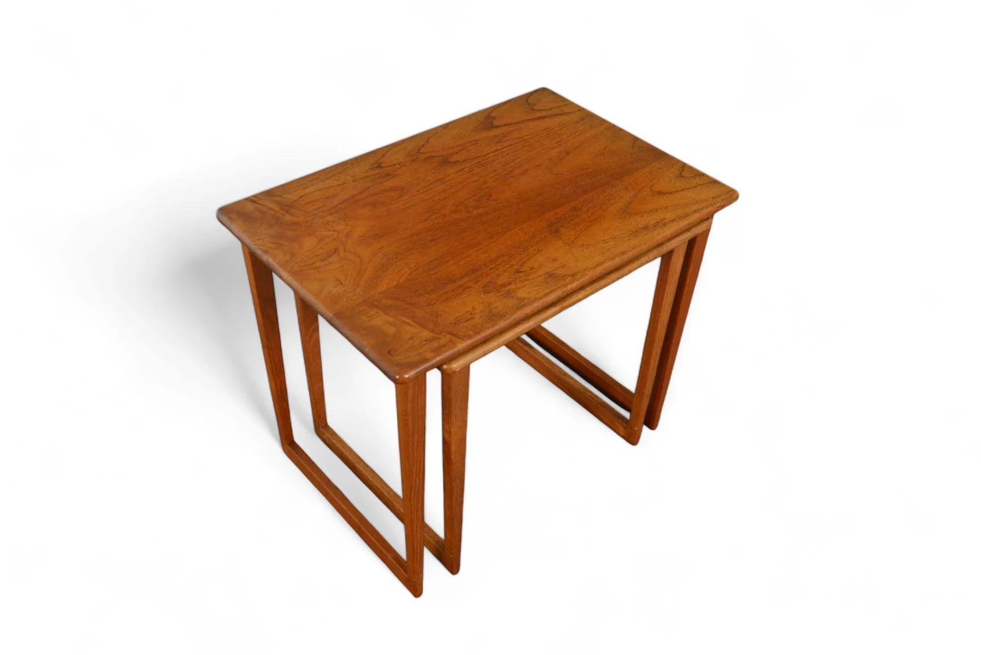 Herkunft: Dänemark
Designer: Unbekannt
Hersteller: Unbekannt
Epoche: 1960er Jahre
MATERIALIEN: Teakholz
Abmessungen: 23,5″ breit x 15,75″ tief x 19,5″ hoch

Zustand: In ausgezeichnetem Originalzustand mit jahrgangstypischen Gebrauchsspuren. Der
