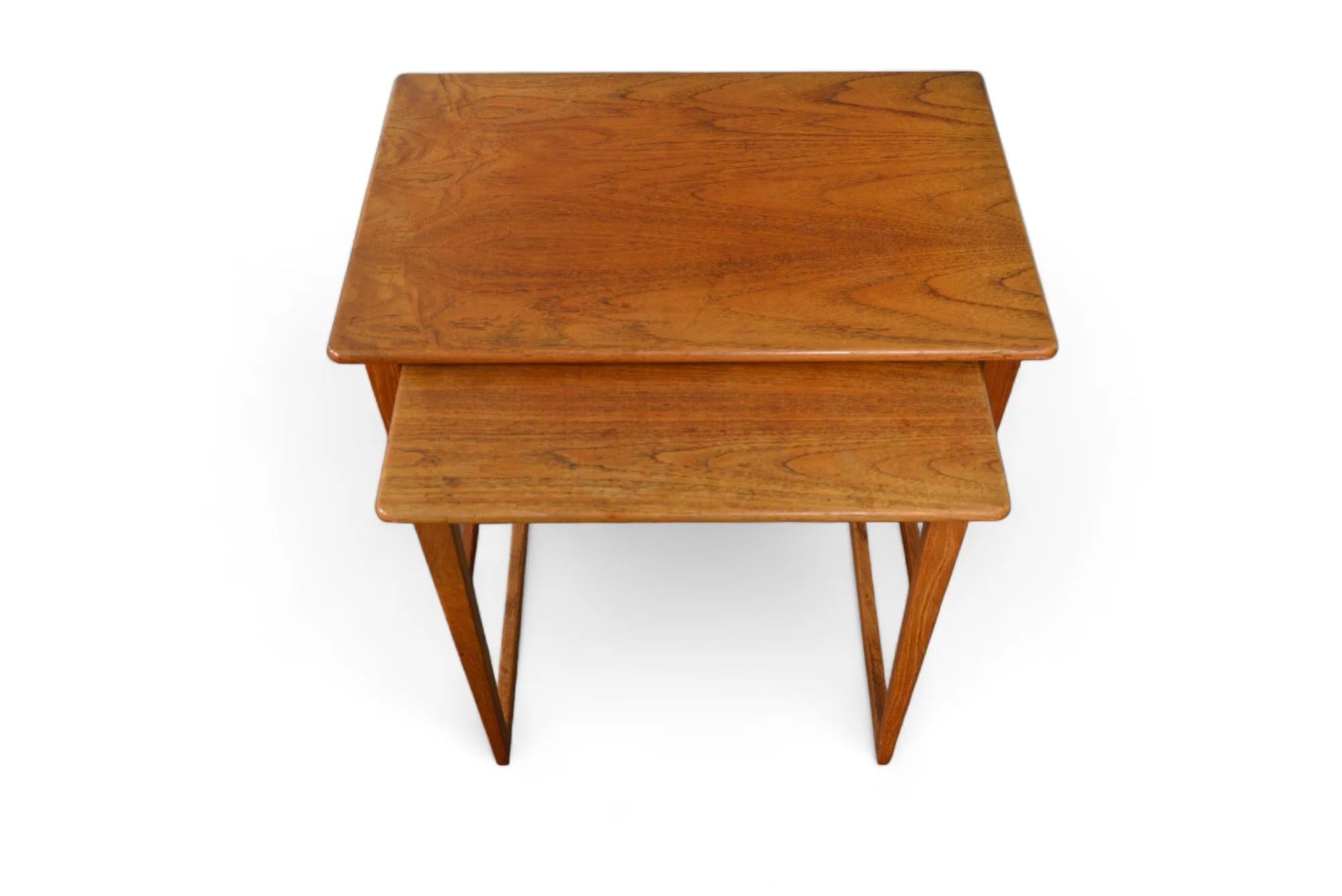 Paar Dänische Moderne Nisttische aus Teakholz (Moderne der Mitte des Jahrhunderts) im Angebot