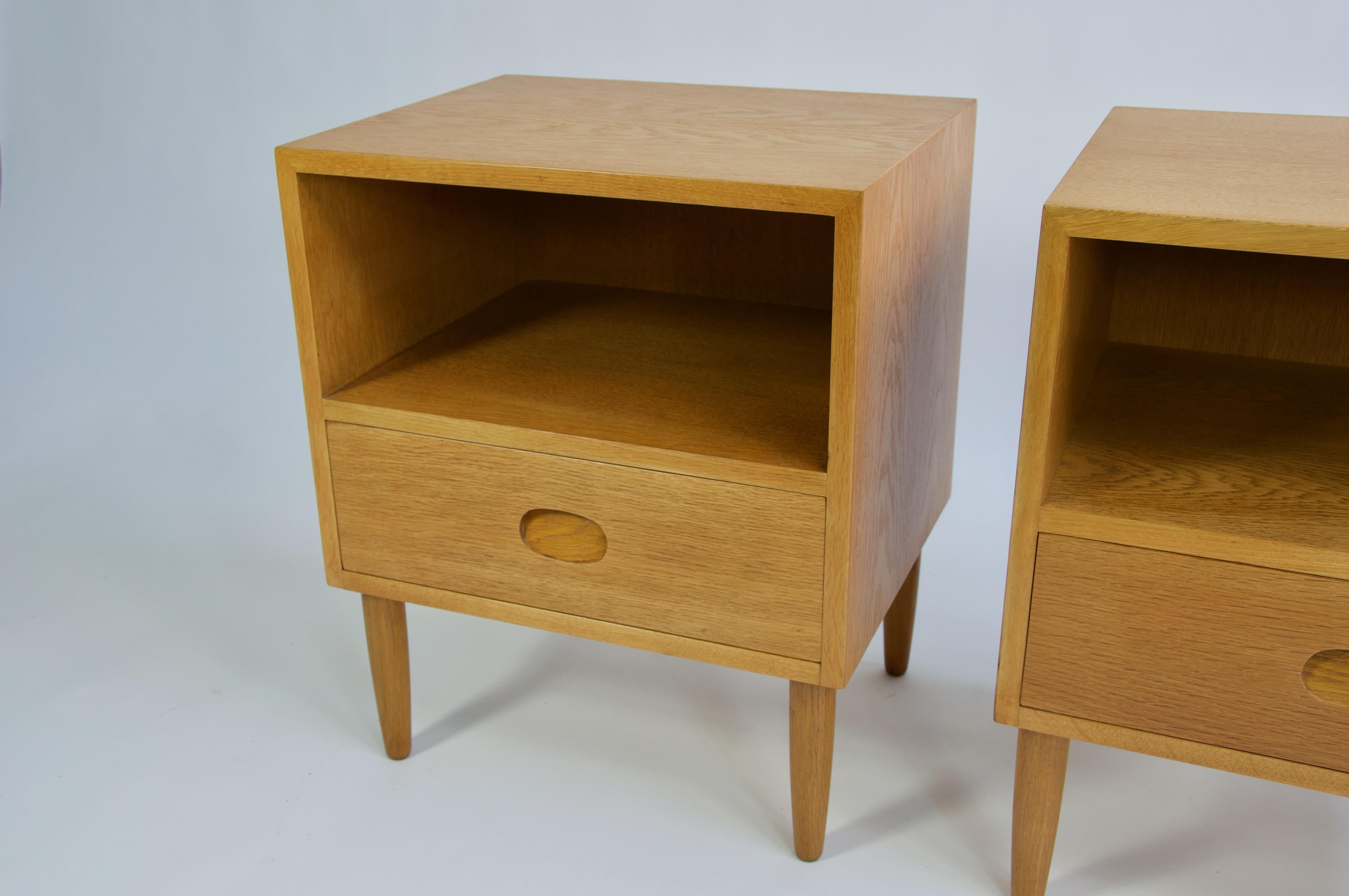 Pair of Danish Modern Nightstands (Skandinavische Moderne) im Angebot