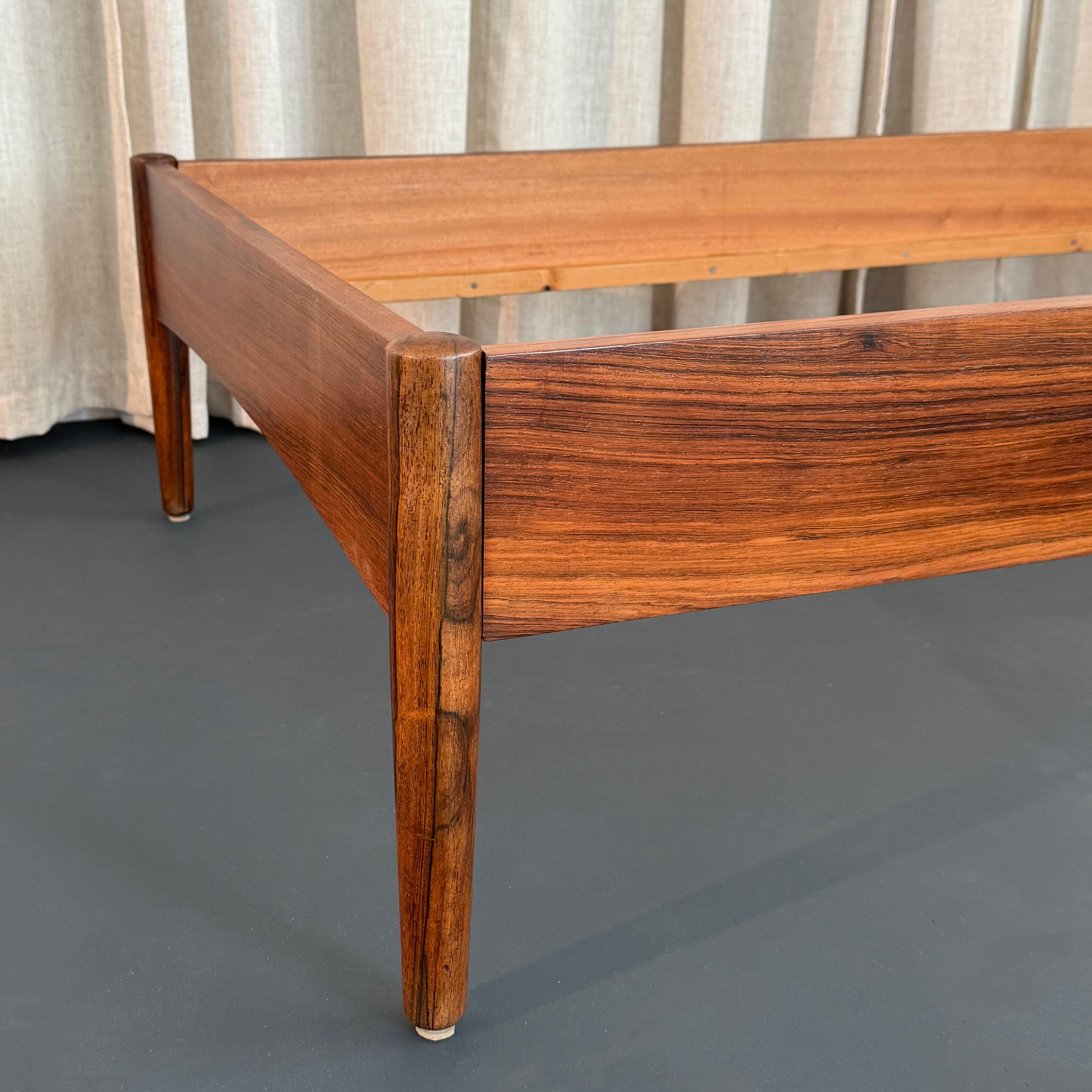 Paar dänische moderne Palisander und Cane Twin Kopfteil Bett Frames im Angebot 3