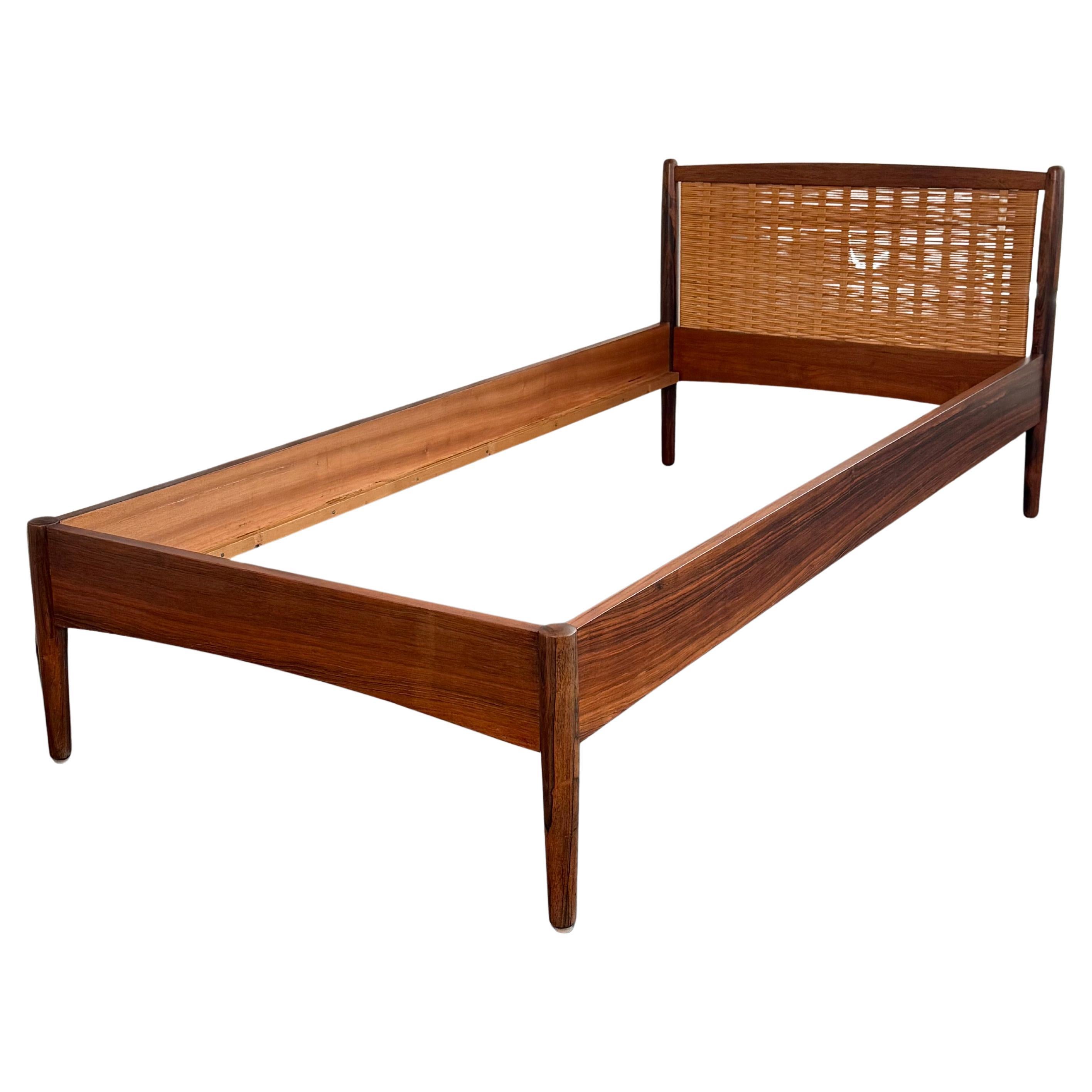 Paar dänische moderne Palisander und Cane Twin Kopfteil Bett Frames im Angebot 4