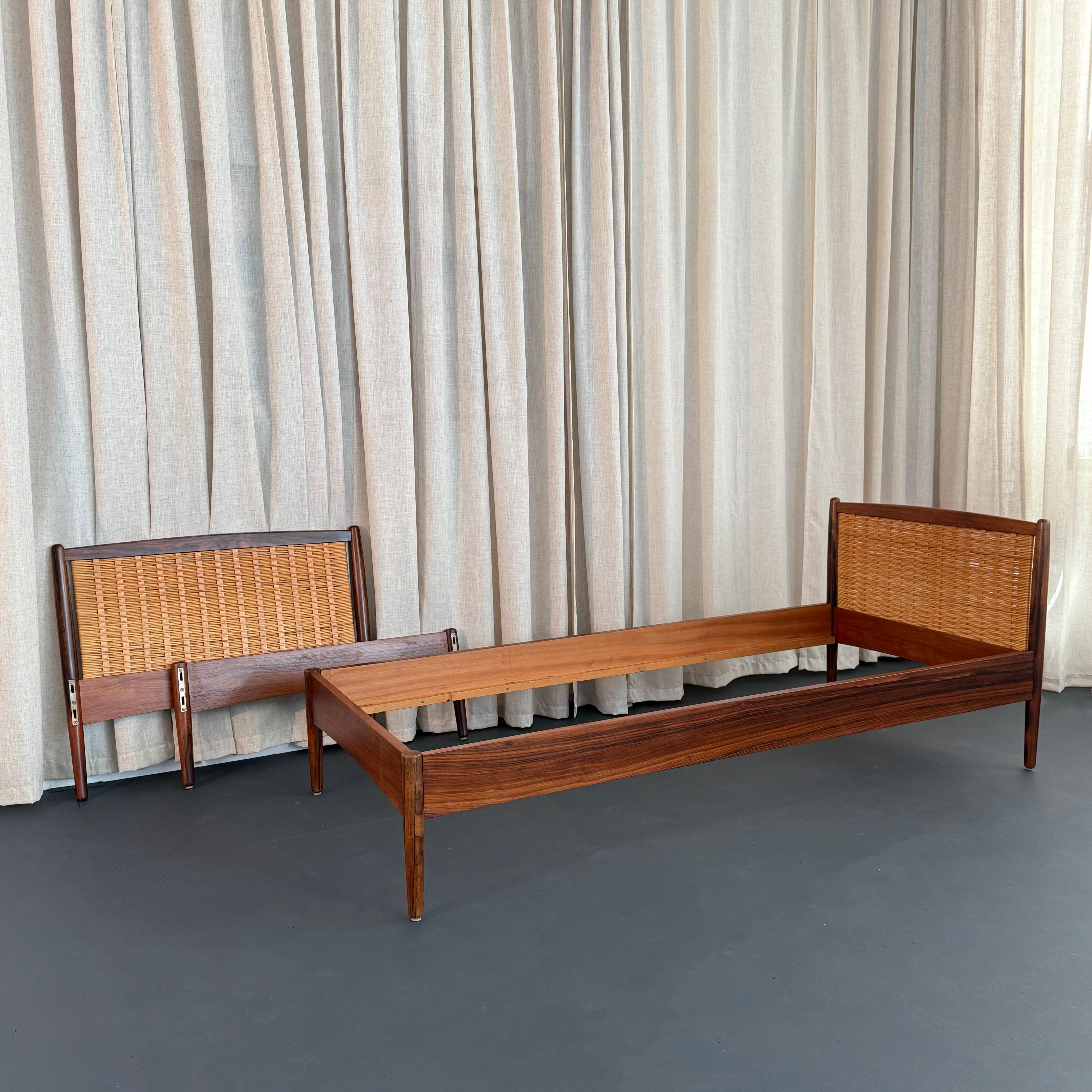 Dieses Paar schöner skandinavisch-moderner Kopfteile aus Palisander und Schilfrohr mit Bettrahmen aus der Mitte des Jahrhunderts wird Designern wie Kai Winding und Poul Hundevad zugeschrieben und wurde in den 1950er Jahren in Dänemark hergestellt.